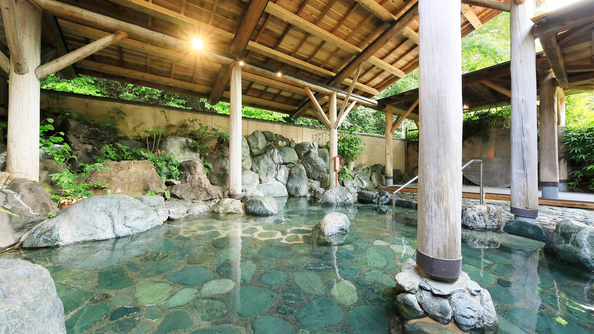 [Open-air bath] You'll feel your skin become smooth the next morning. *The photo shows the men's bath