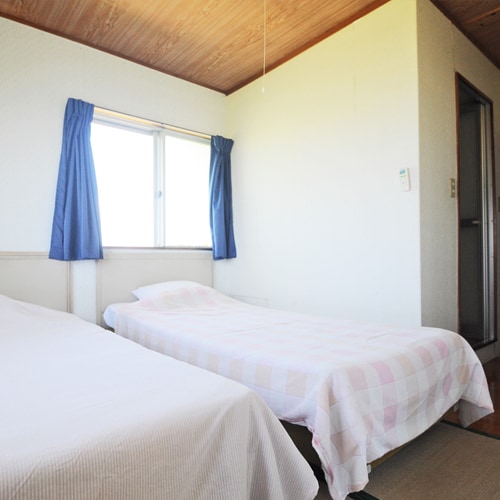 [Connecting room (bathroom, toilet and bed included)] A 4 tatami room with 2 beds.