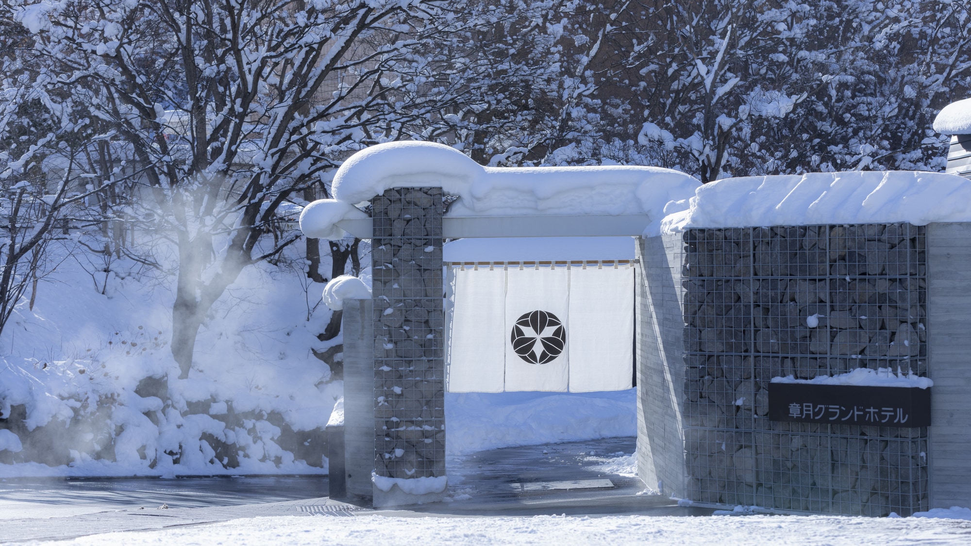 【外観】雪化粧した冬の章月グランドホテル