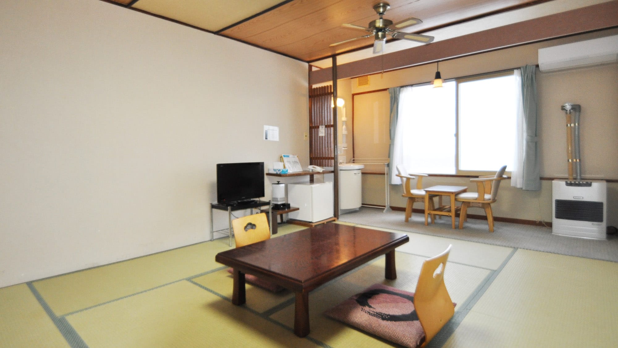 [Guest room 10 tatami mats] Equipped with air conditioning, ceiling fan, washbasin, warm water washing toilet