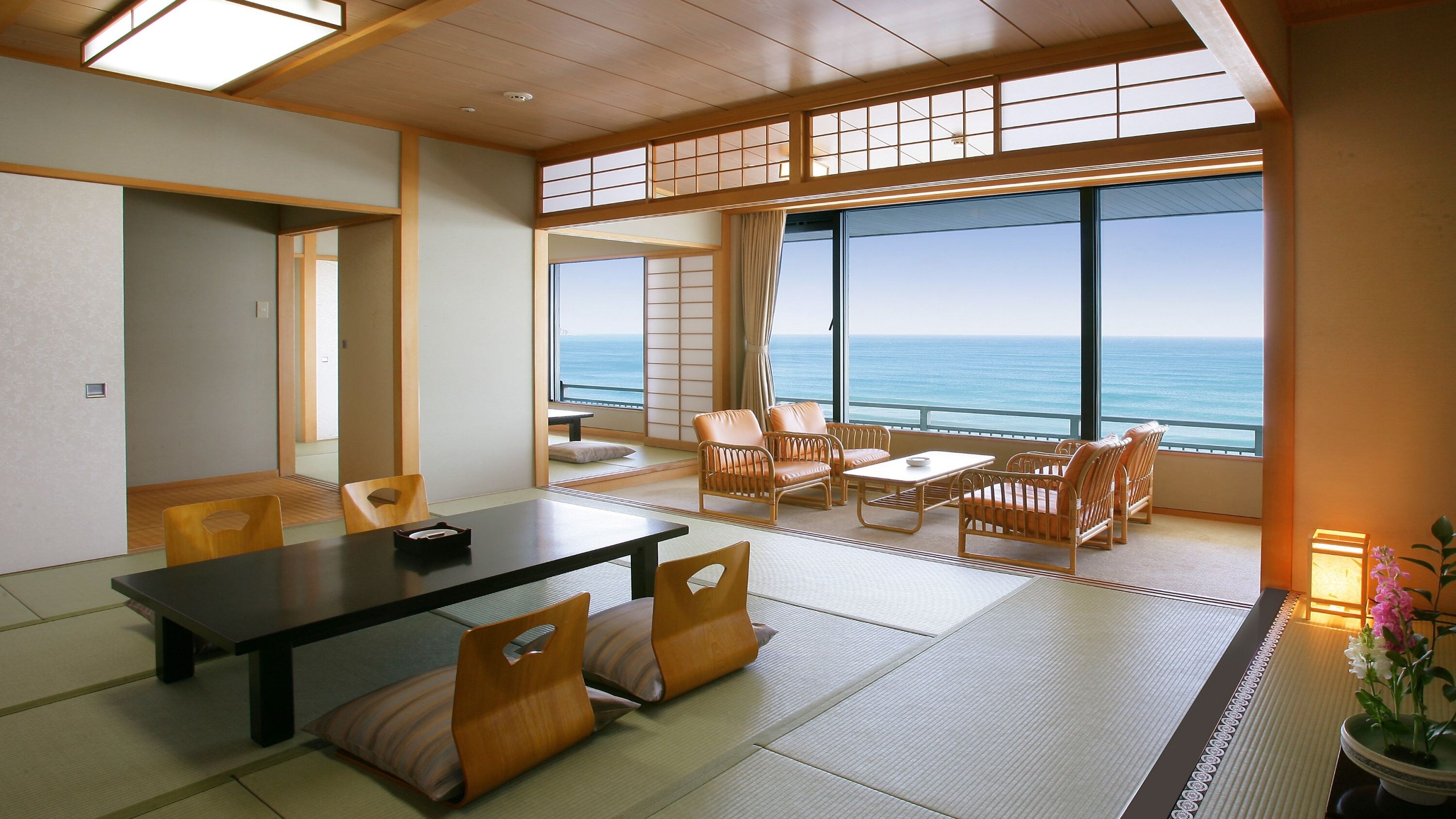 Japanese-style room with two rooms on the sea side (example)