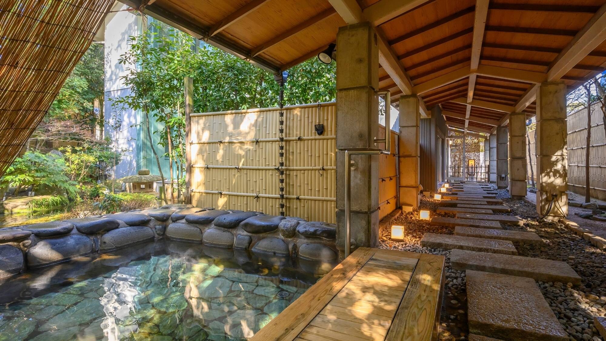 [Tắm ngoài trời] Tận hưởng làn nước suối nóng dịu nhẹ, làm đẹp da!