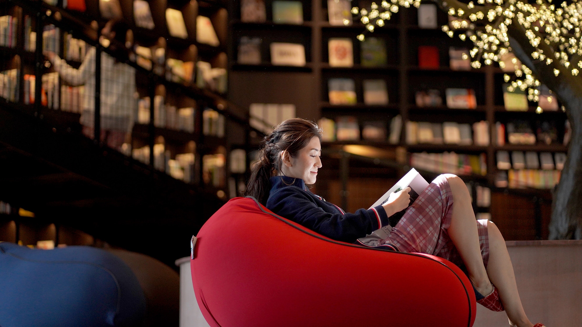 [Kotobuki-no-yu] [Library] A space to retreat to on the cushions, stairs, or sofa. Immerse yourself in calligraphy in your favorite spot.