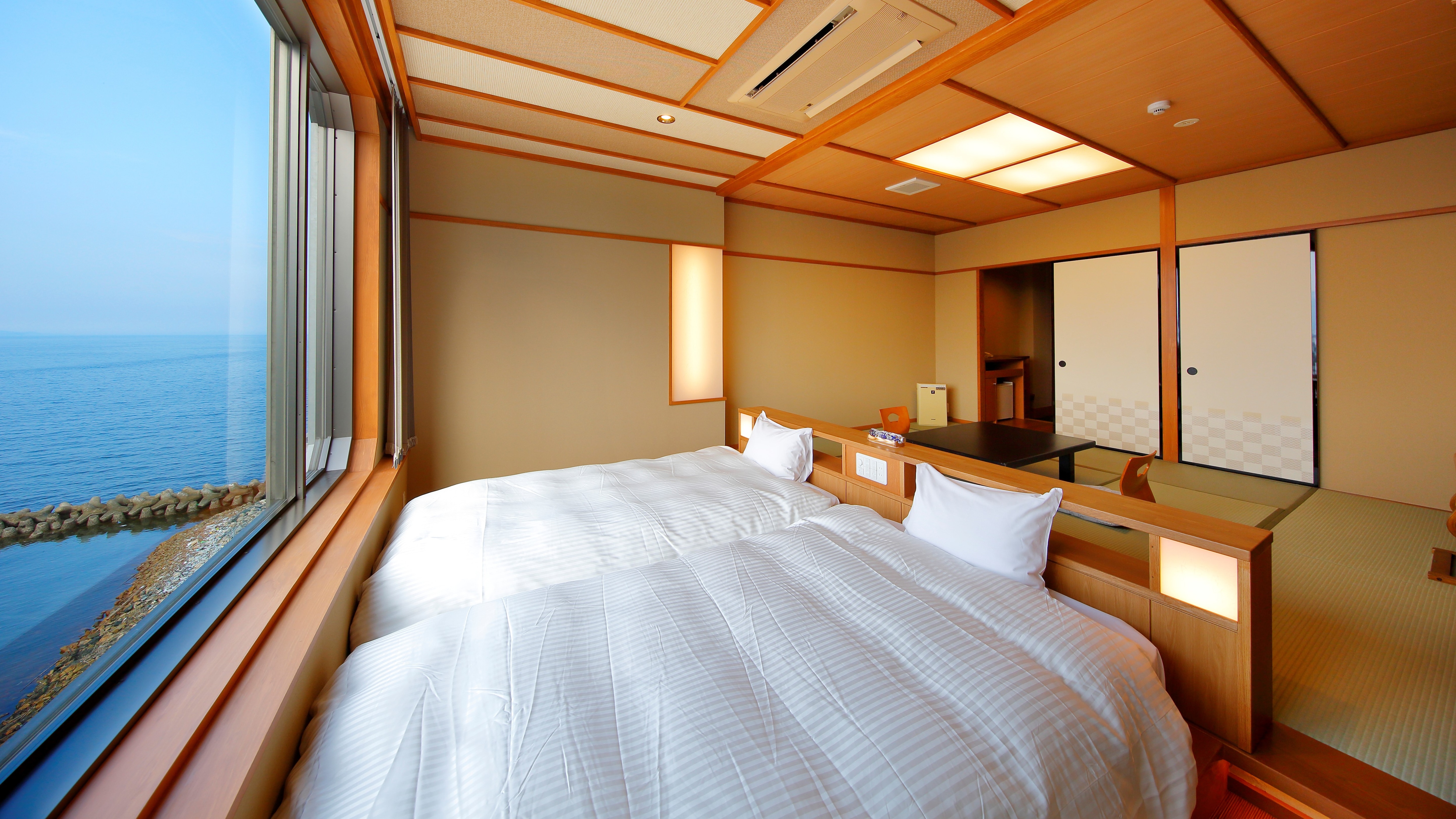 [Japanese-Western room] Japanese-style room with 8 tatami mats + twin + shower R (sea side) bed by the window