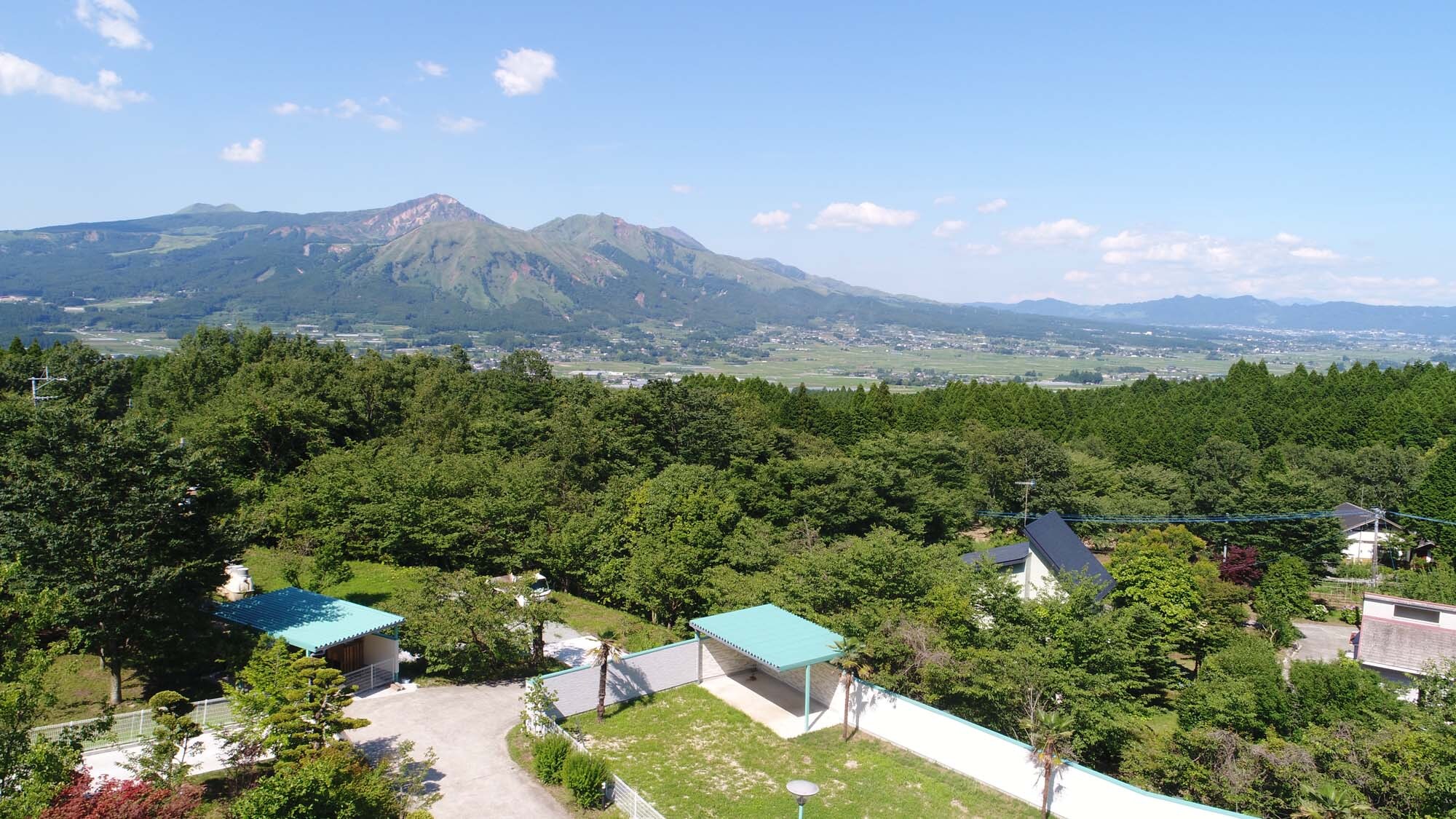 The view from the terrace is a beautiful view of the five peaks of Mount Aso.