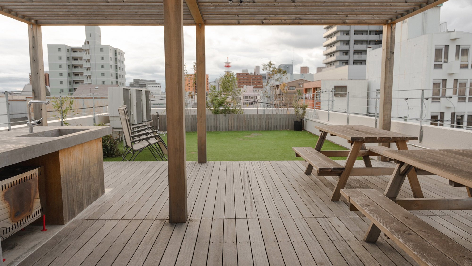 ・[Terrace] There is also a wooden deck on the rooftop where a refreshing breeze blows through.