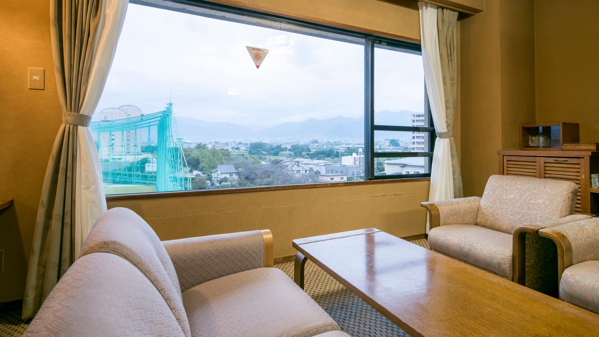 [Upgraded Japanese-style room on the top floor, 12 tatami mats] A popular room on the top floor. The view from the large window gives you a sense of openness.