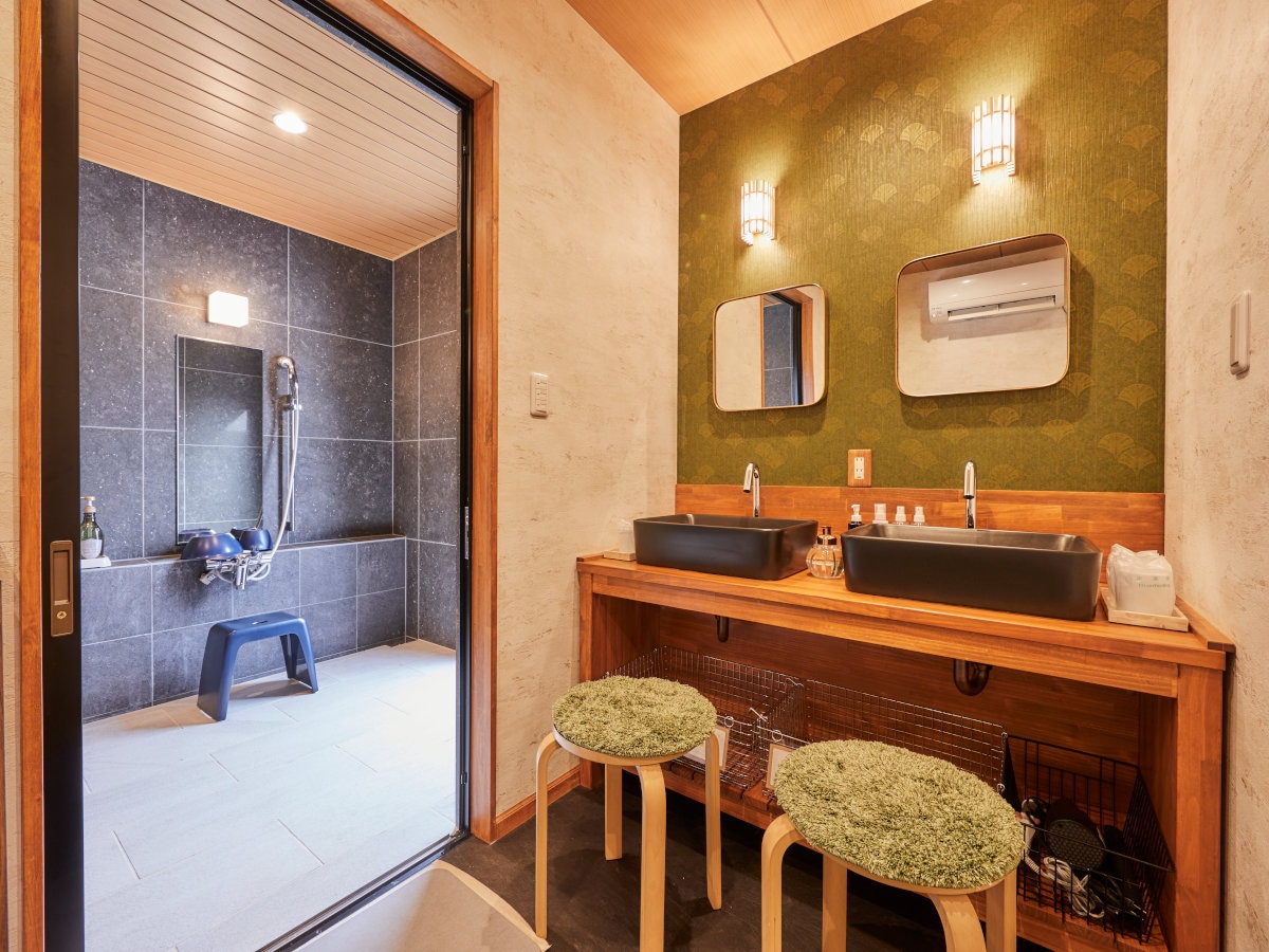 A washbasin with two mirrors to avoid congestion.