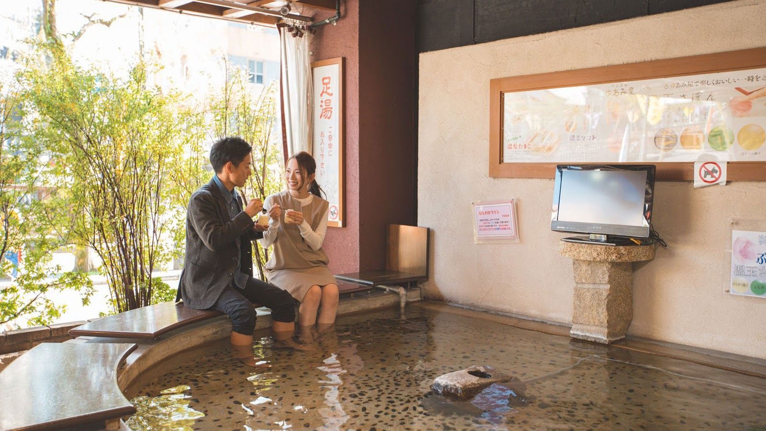 After checking out, take a walk in the hot spring town.