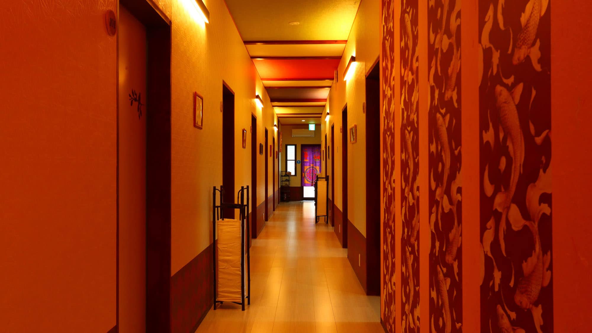 [Corridor in front of the guest rooms] A hallway with a cheerful design.