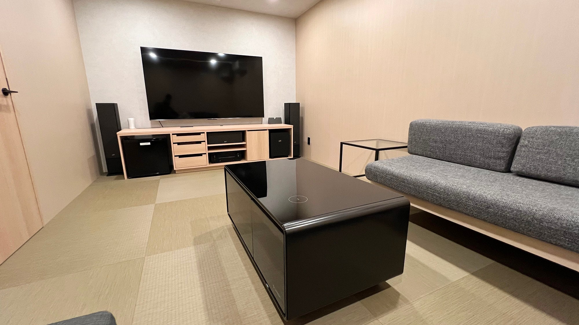 ・[Ran-shitsu] A spacious theater room. A large internet TV and dedicated Wi-Fi are available in each room.