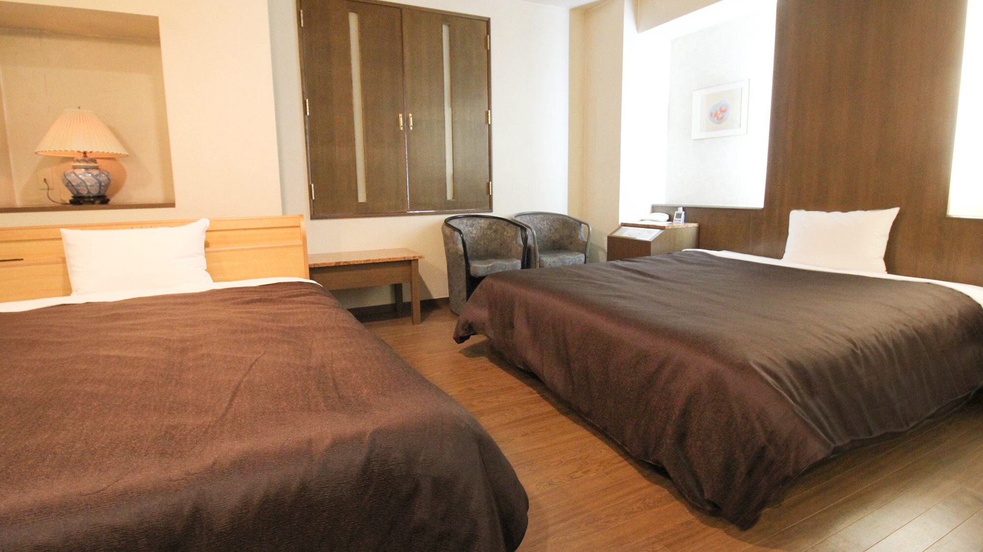 Kamar Twin C [tempat tidur 160cm x 1, tempat tidur 140cm x 1]