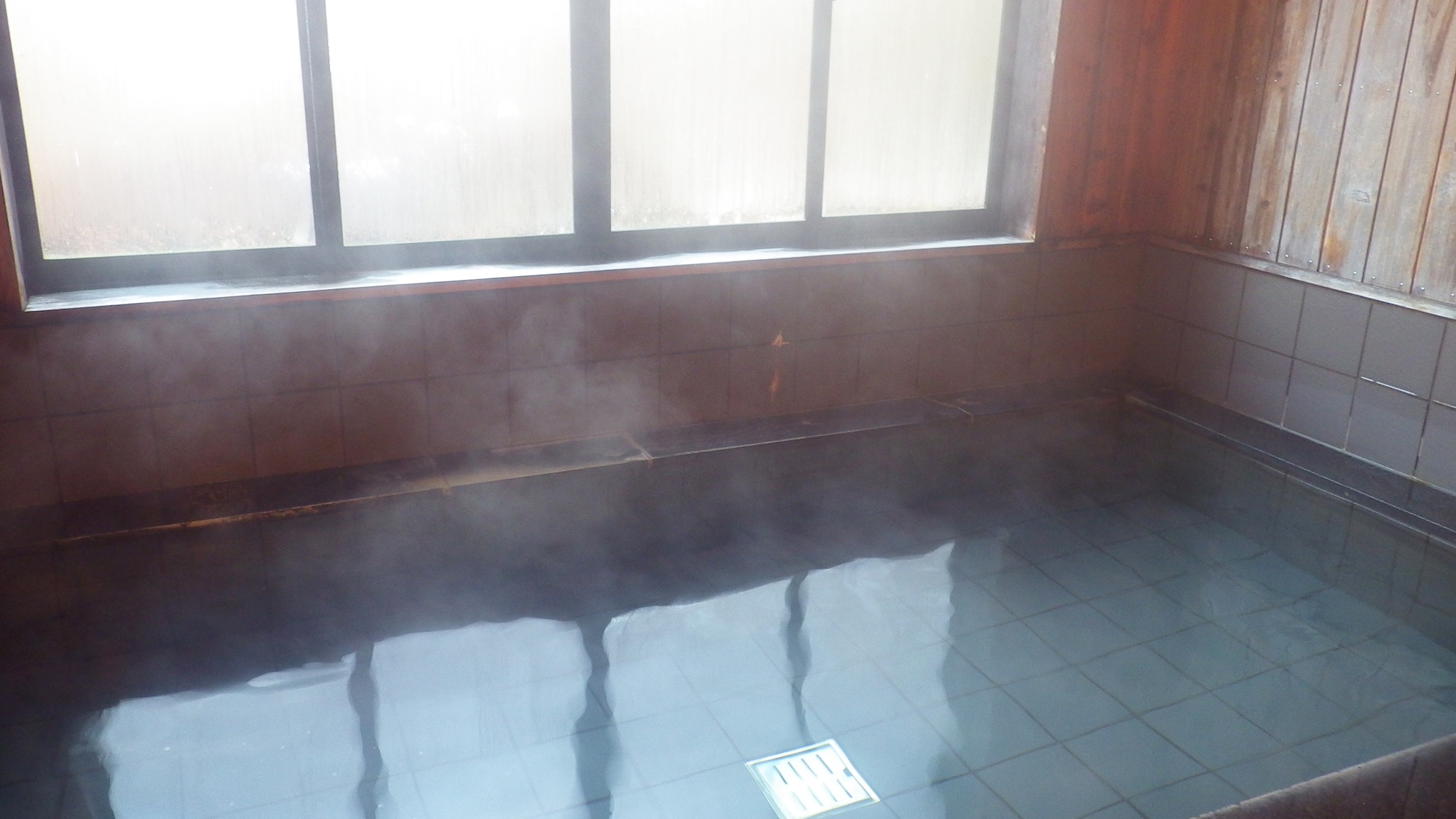 * [Bath] The water from Mt. Kokarasutani is collected underground, and "Mugimeshi" is used for this water.
