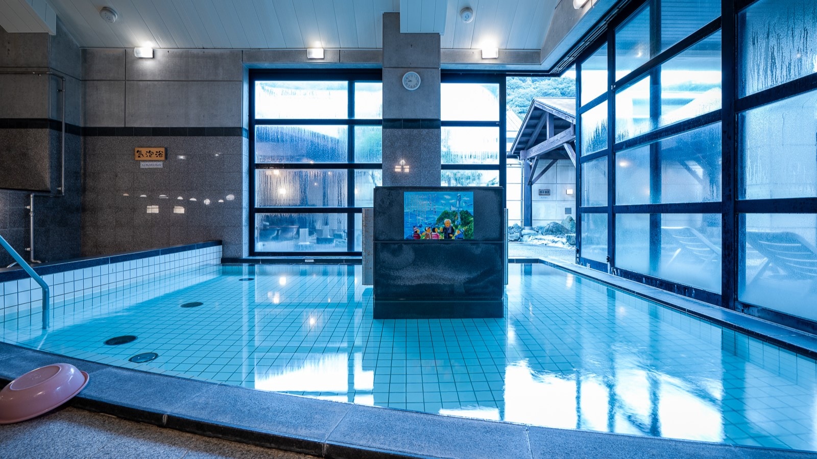 [Large public bath] Enjoy the natural hot spring water that springs from 1,500 meters underground.