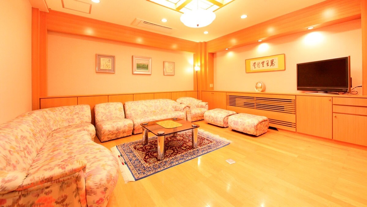 [Family room] Spacious Western-style room.