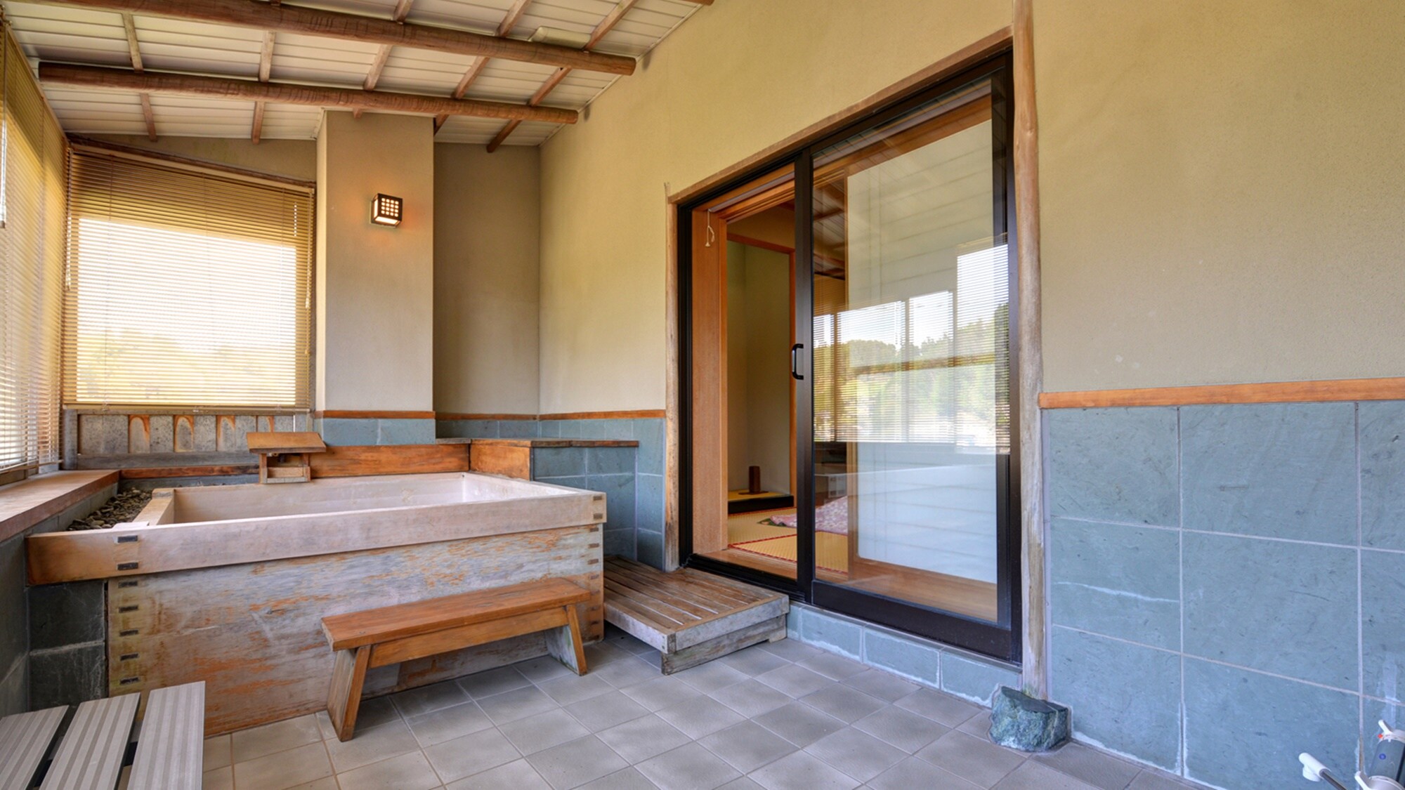 * [Panoramic Hinoki Bath] 2nd floor special room, Shuho Enjoy the open-air bath from a great view.