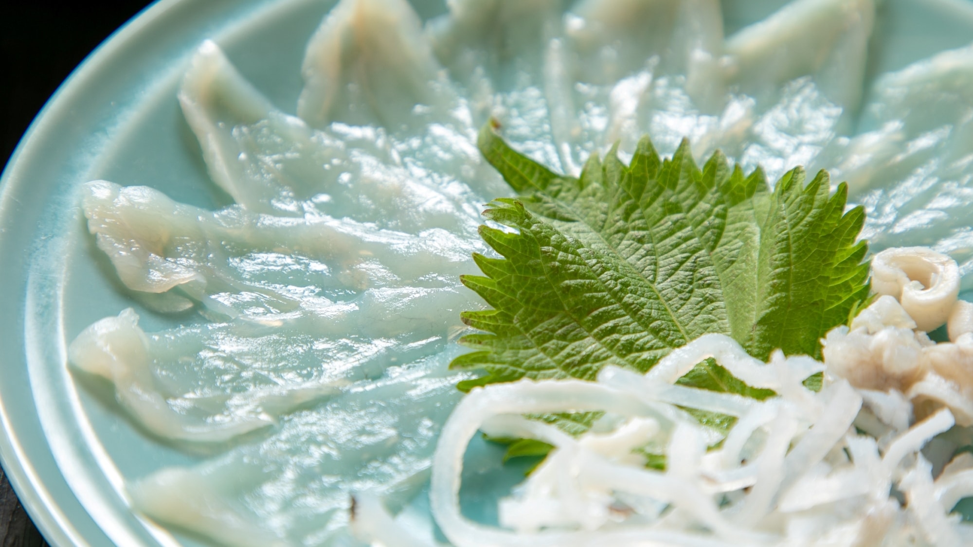 ■Gourmet Kaiseki■Fugu sashimi có kết cấu dai. Hãy tận hưởng hương vị thơm ngon lan tỏa nhẹ nhàng trong miệng bạn.