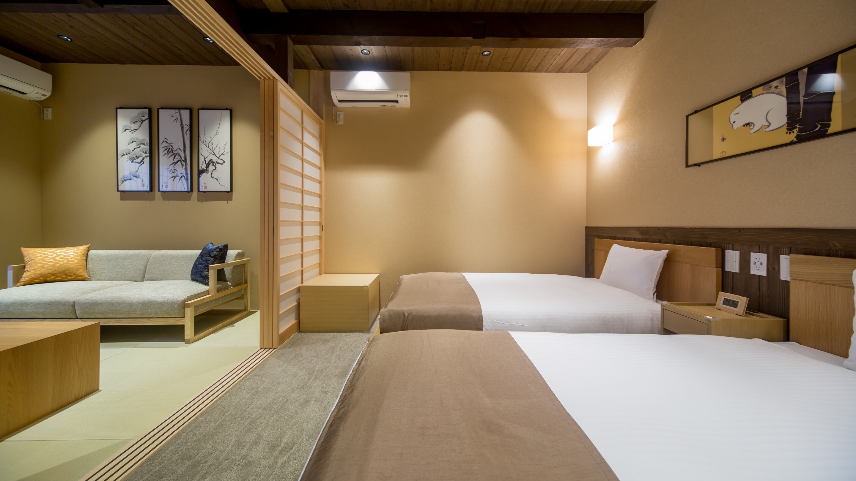 [2 semi-double beds, 2 Japanese futons, 1 sofa bed] Annex Suite