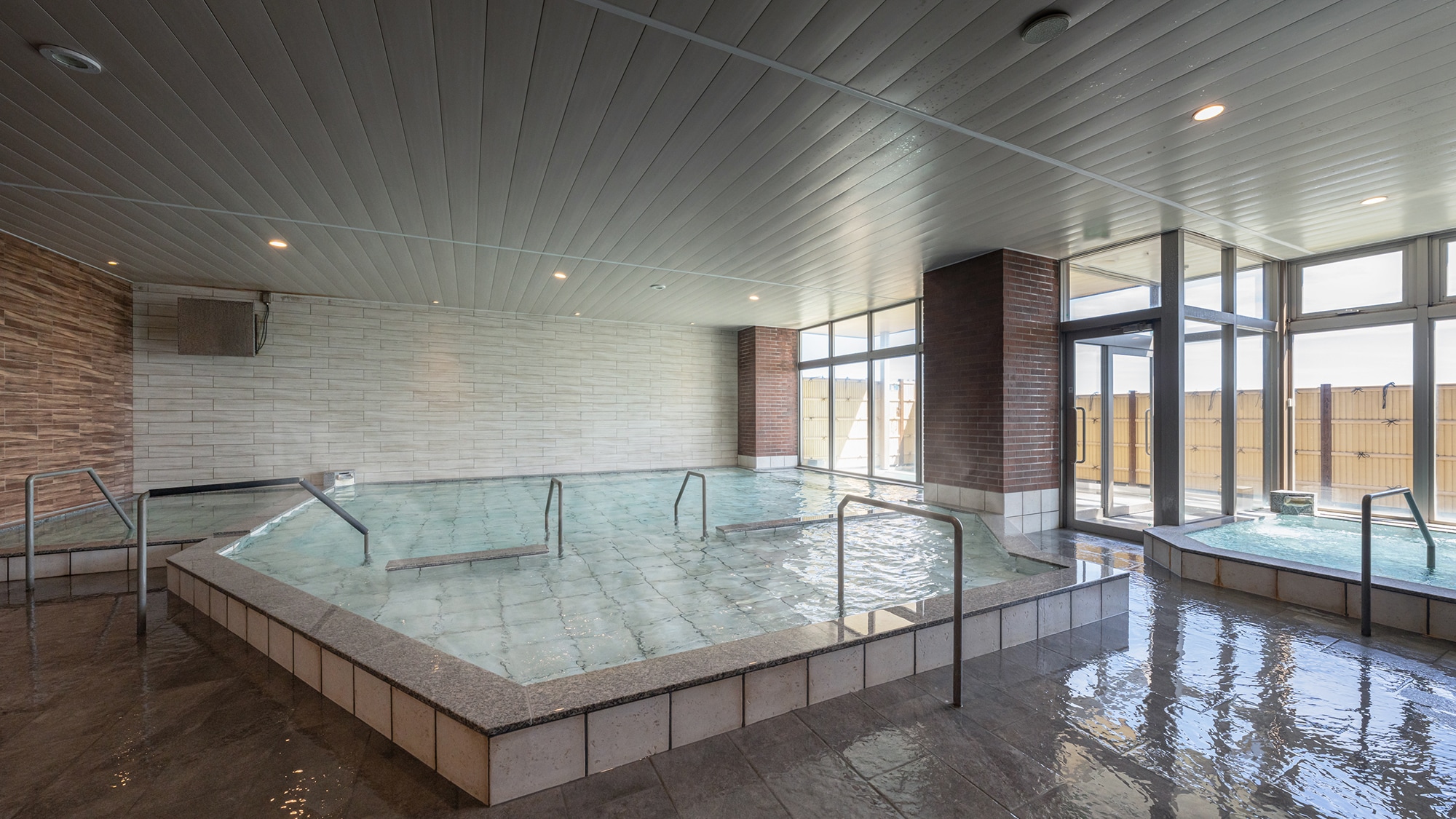 [1F Nagomi no Yu-Large communal bath] You can fully enjoy the three private sources with a flowing stream.