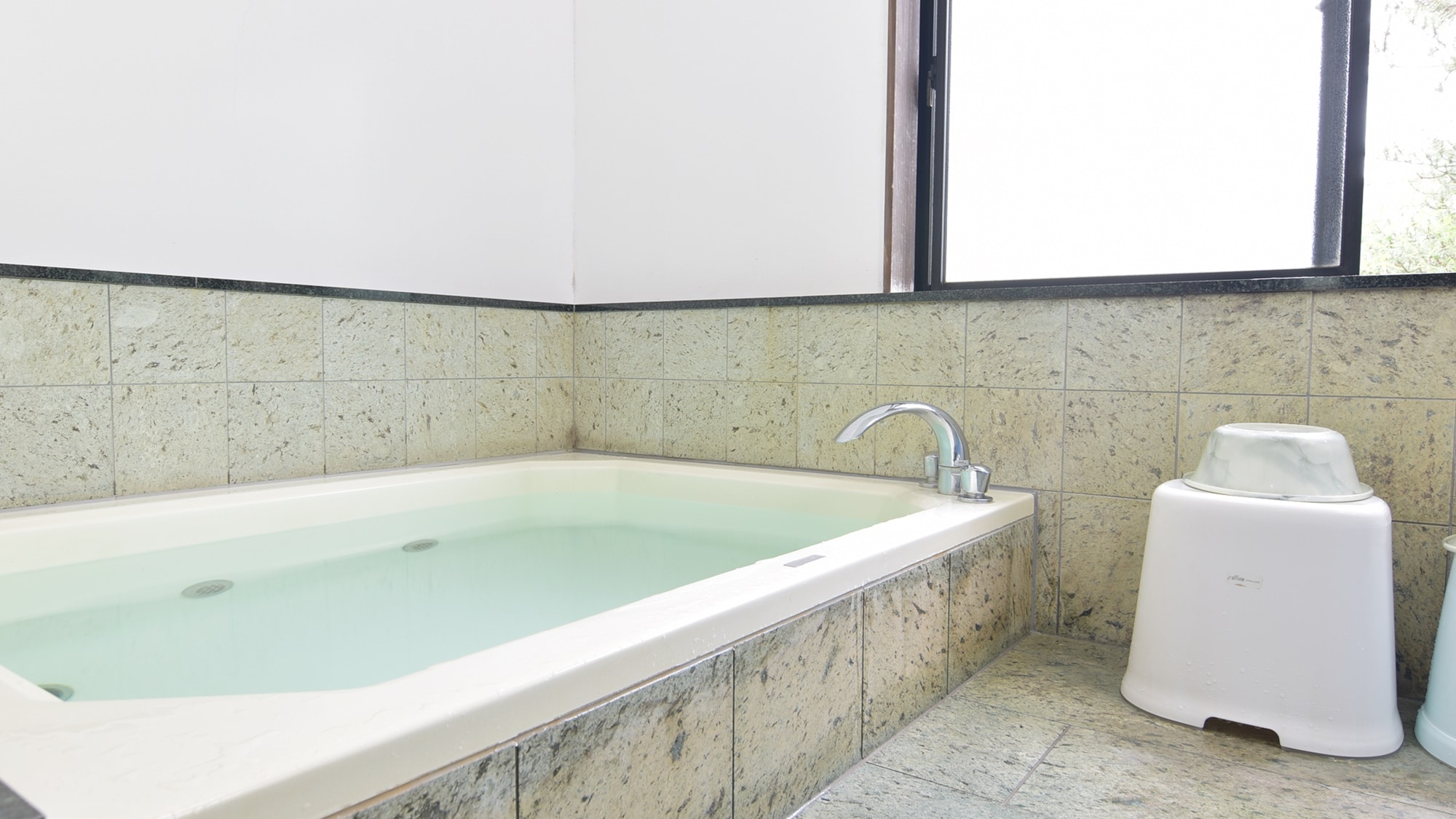 *The bath/hot water used is "ultra-soft water" that is gentle on hair and skin.