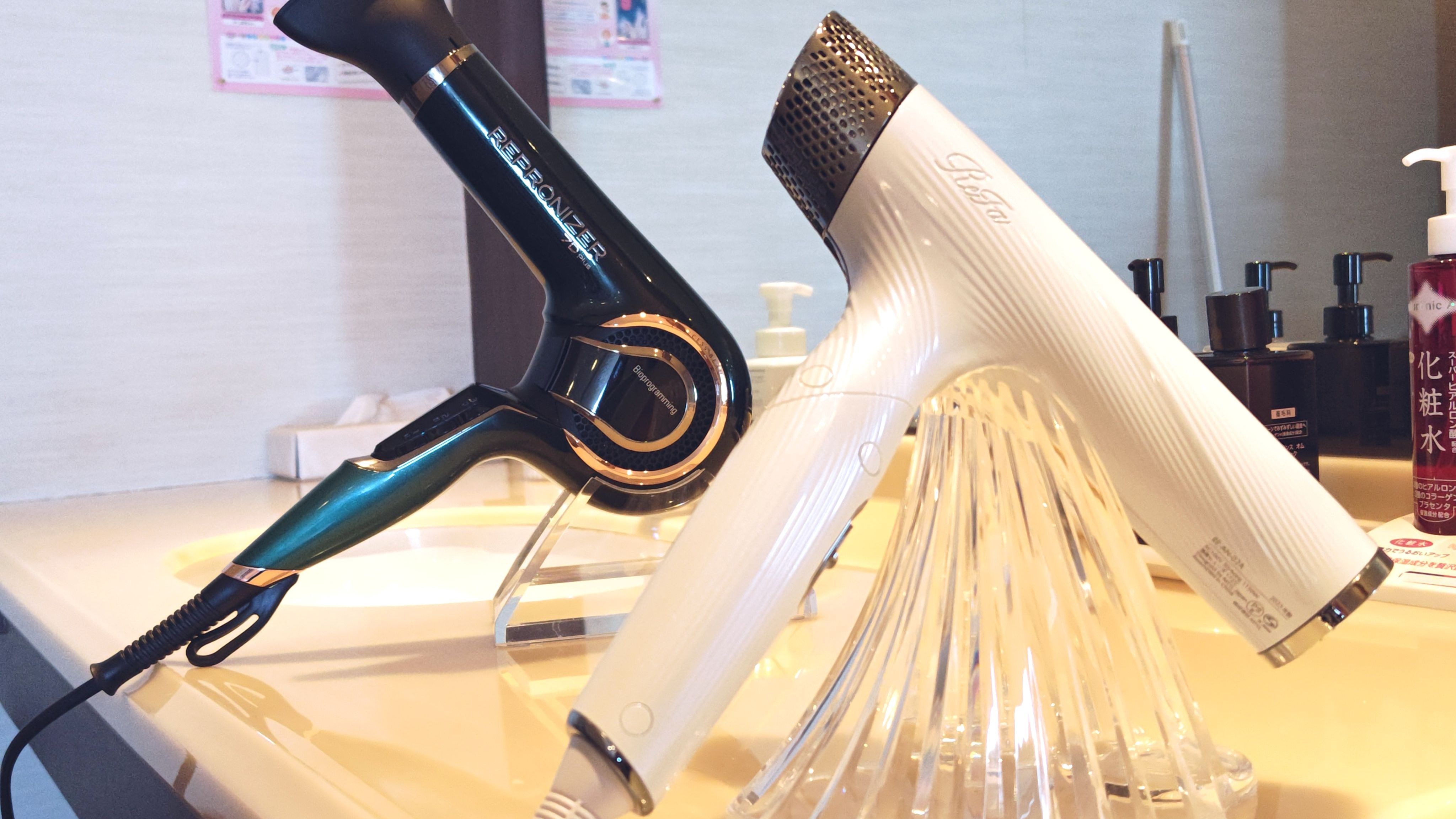 [Dressing room] Hair dryers: We have "Repronizers" and "Refas" available to bring out the natural beauty of your hair.