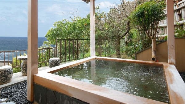Cảnh quan ở đây khác nhau cả vào ban ngày và ban đêm! Một suối nước nóng rộng rãi, thoáng đãng và riêng tư với bầu không khí quyến rũ.