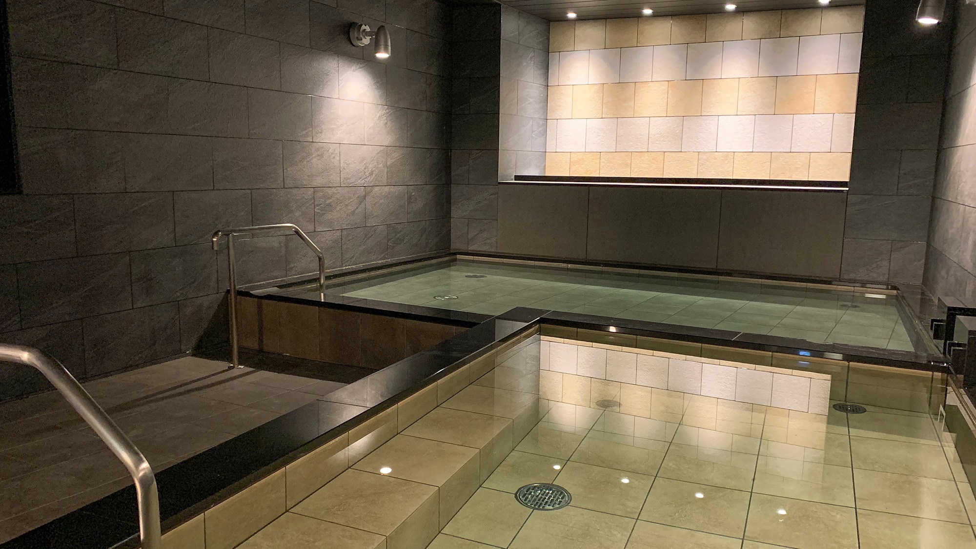 [Large public bath] 1st floor / Opening hours 16:00 - 9:00 the next morning