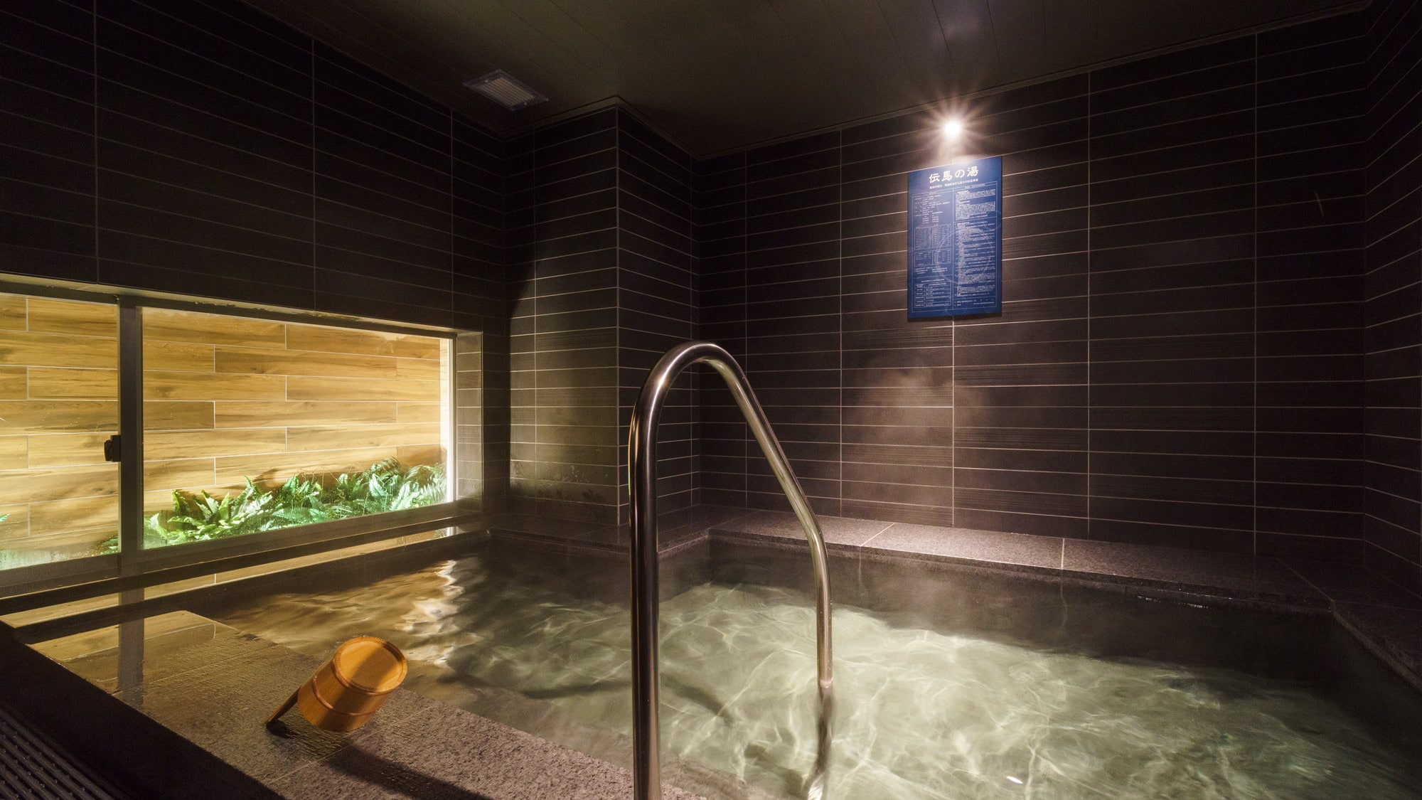 The water brought from Yugawara Onsen is great for relieving fatigue and beautifying the skin.