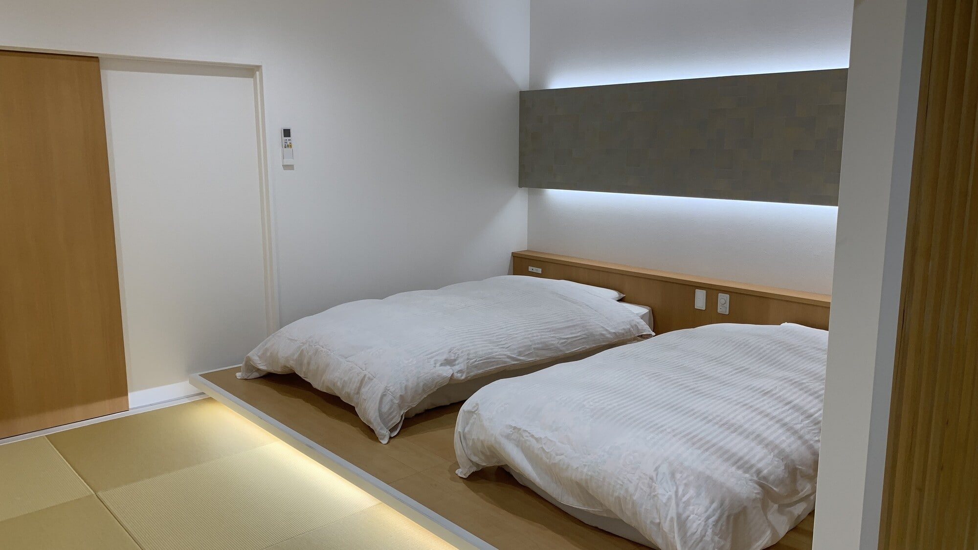 New East Wing Japanese-Western room, 10 tatami mats, Simmons bed