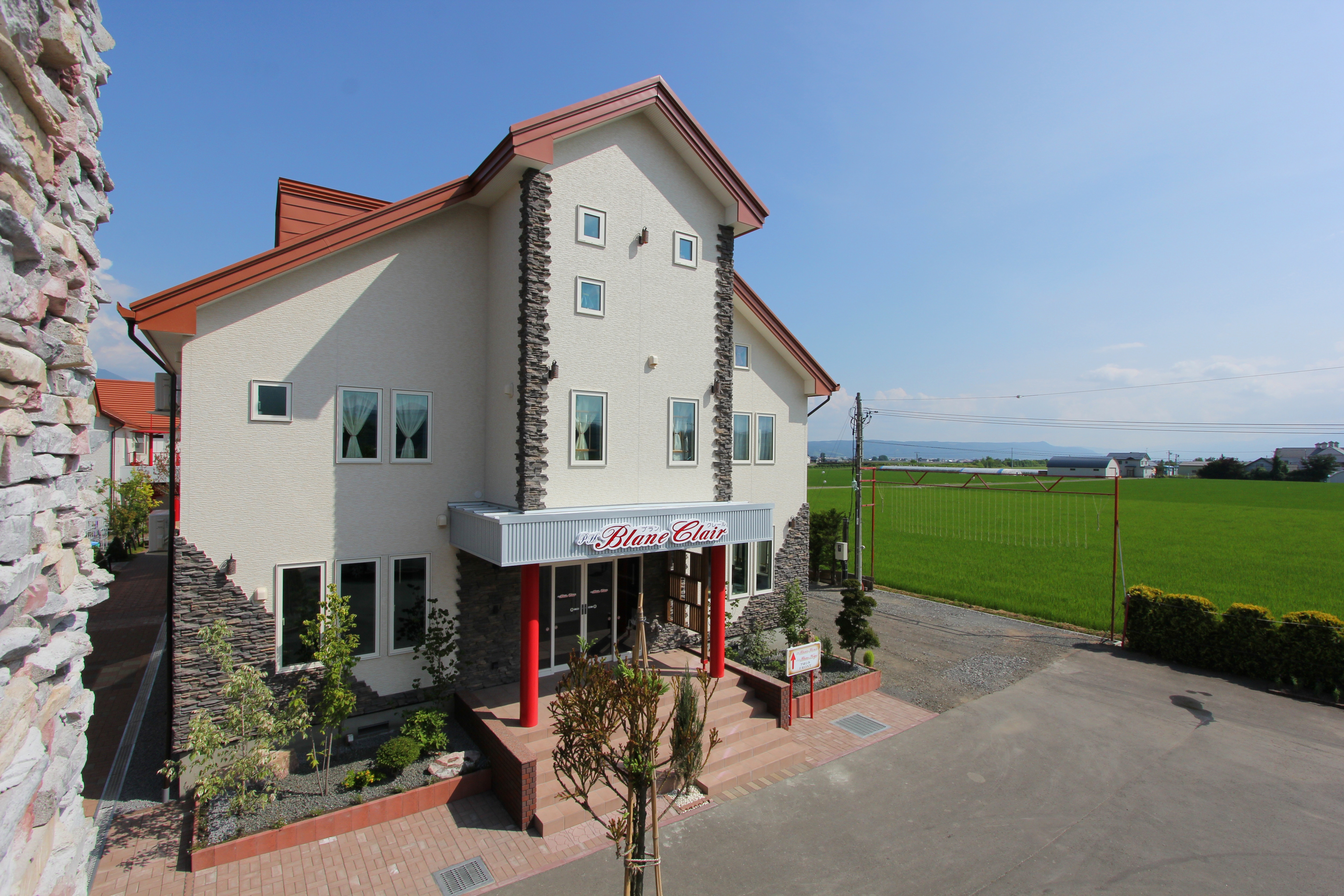 ・[เคาน์เตอร์ต้อนรับ/อาคารข้าง ๆ: รางเปล่า] กรุณาเช็คอินและเช็คเอาท์ที่นี่