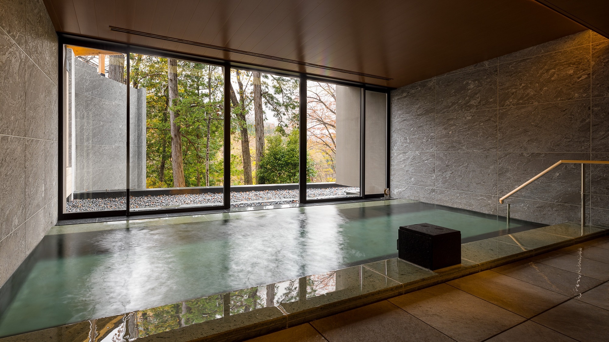[Large public bath] The indoor bath is equipped with a large window so that you can enjoy the view outside.