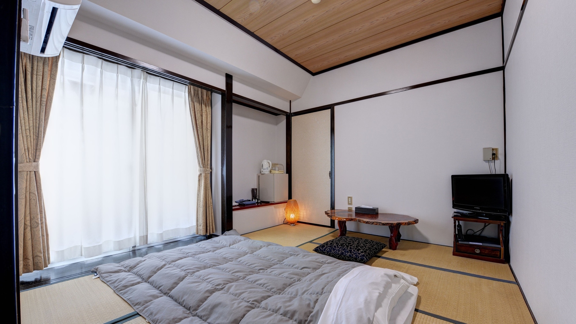 *Japanese-style room with 6 tatami mats (example of guest room)/Perfect for solo travelers or business travelers. Relax and unwind in a tatami room.