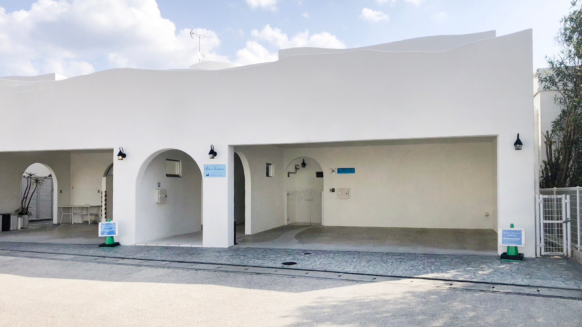 ・[Exterior] The exterior resembles a white castle. It matches perfectly with the blue sky of Okinawa.