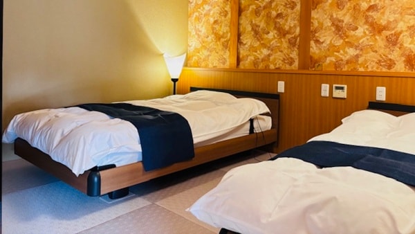 [Kamar tamu bangunan baru dengan kamar mandi terbuka] Tempat tidur kamar tamu
