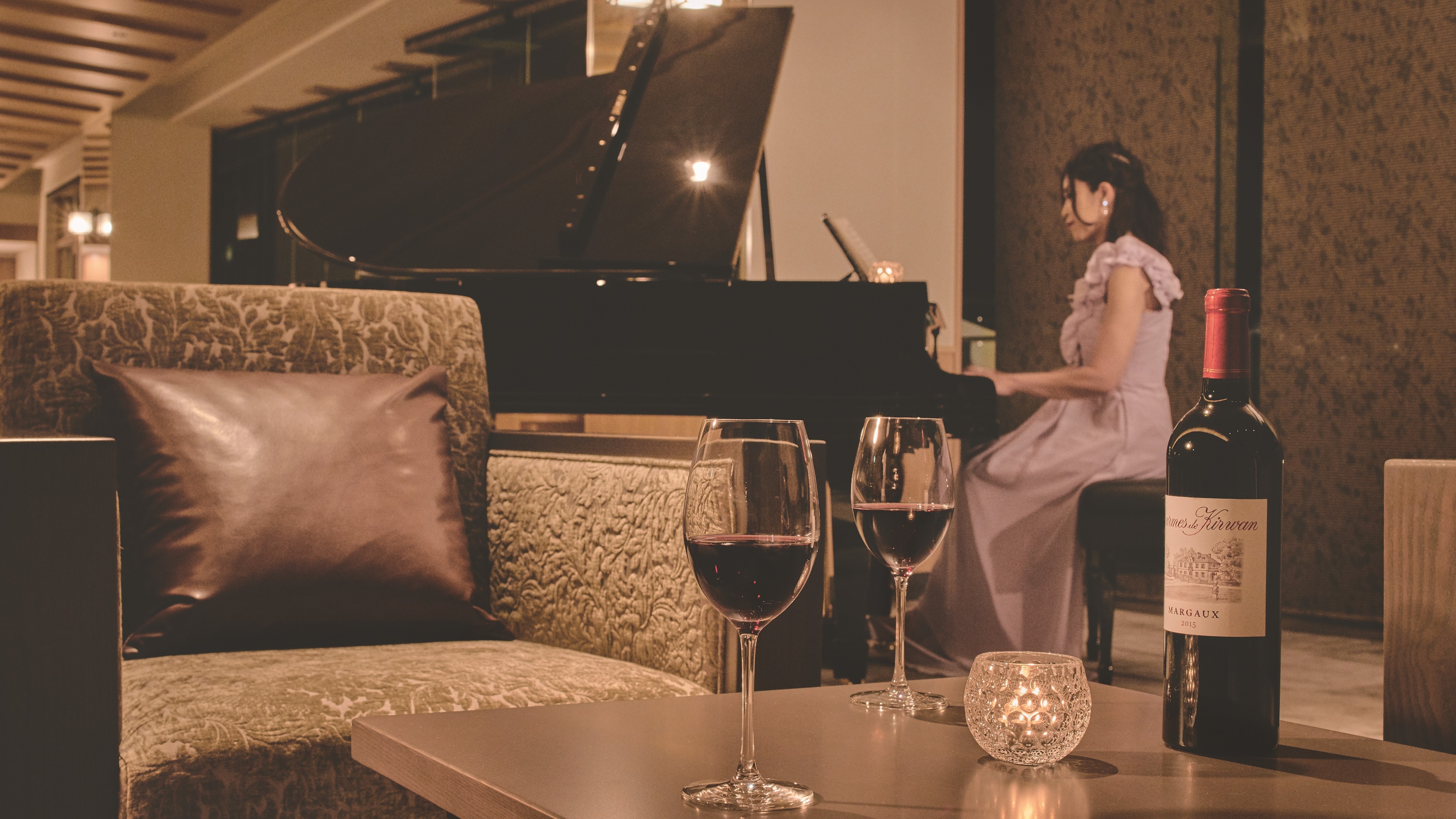 Live piano music in the lobby