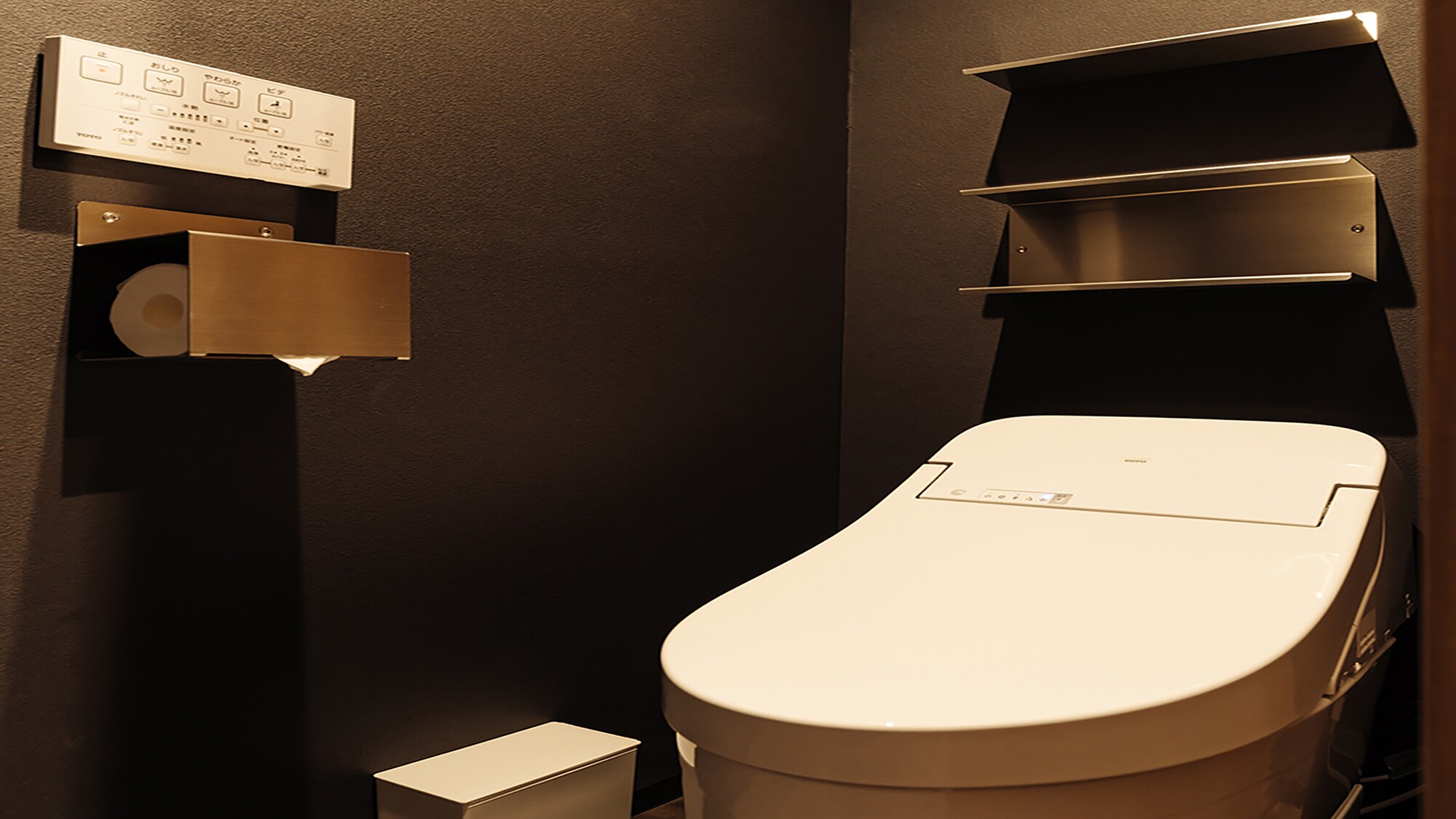 A comfortable, modern Japanese atmosphere with natural materials.