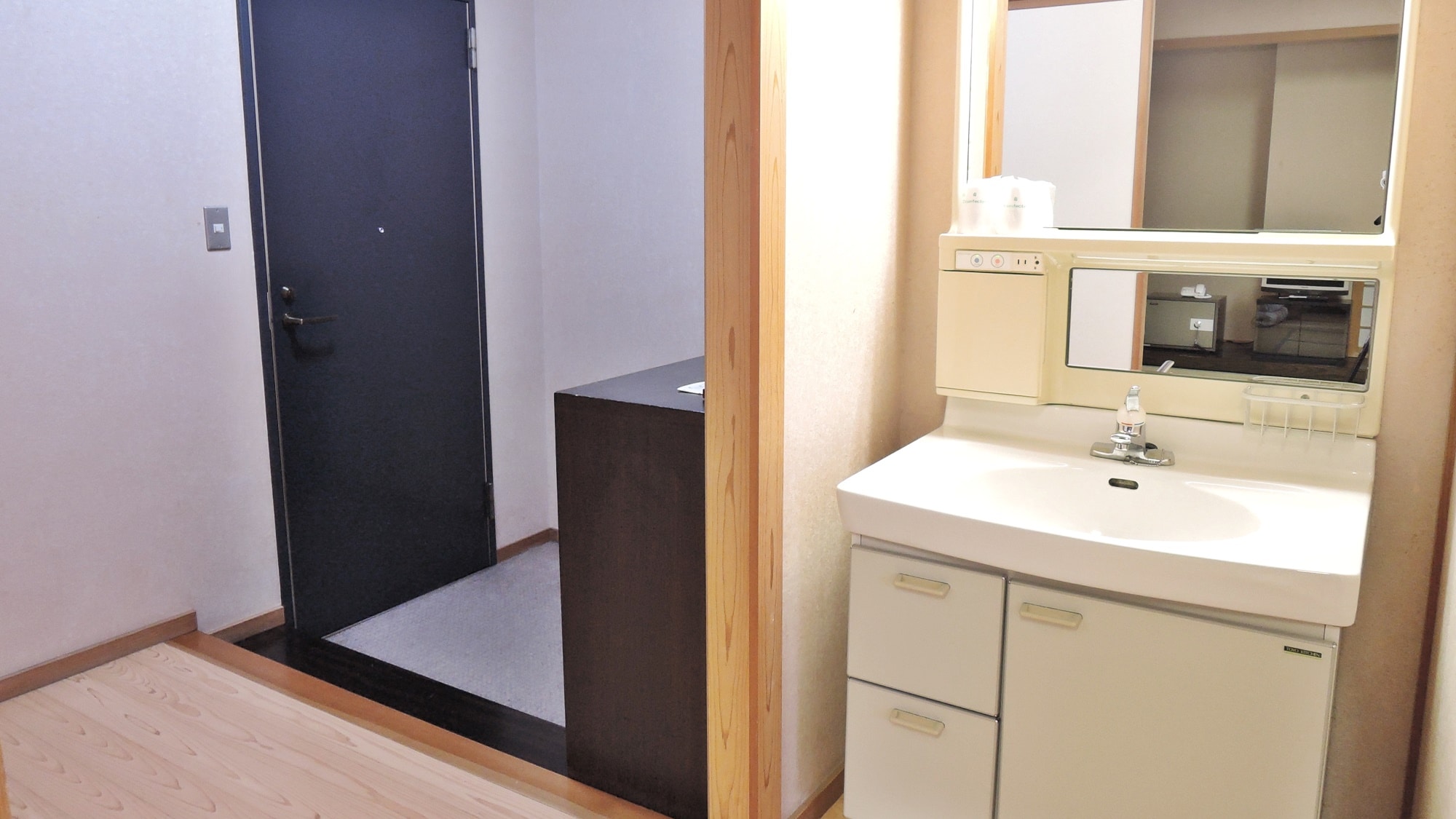 * [Room] Japanese-style room 8 tatami mats + 4.5 tatami mats is an example. Room with toilet and washbasin.