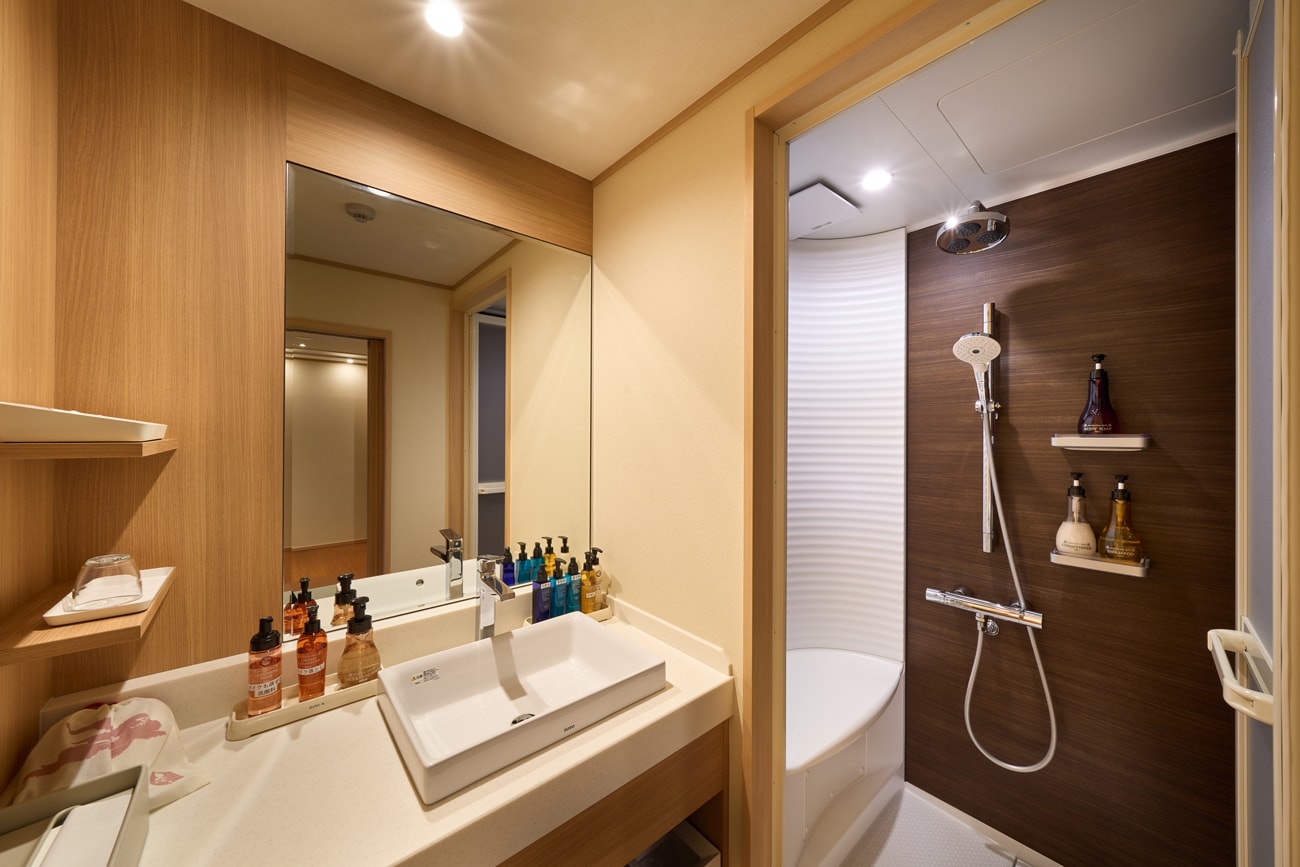 Nadeshiko shower booth