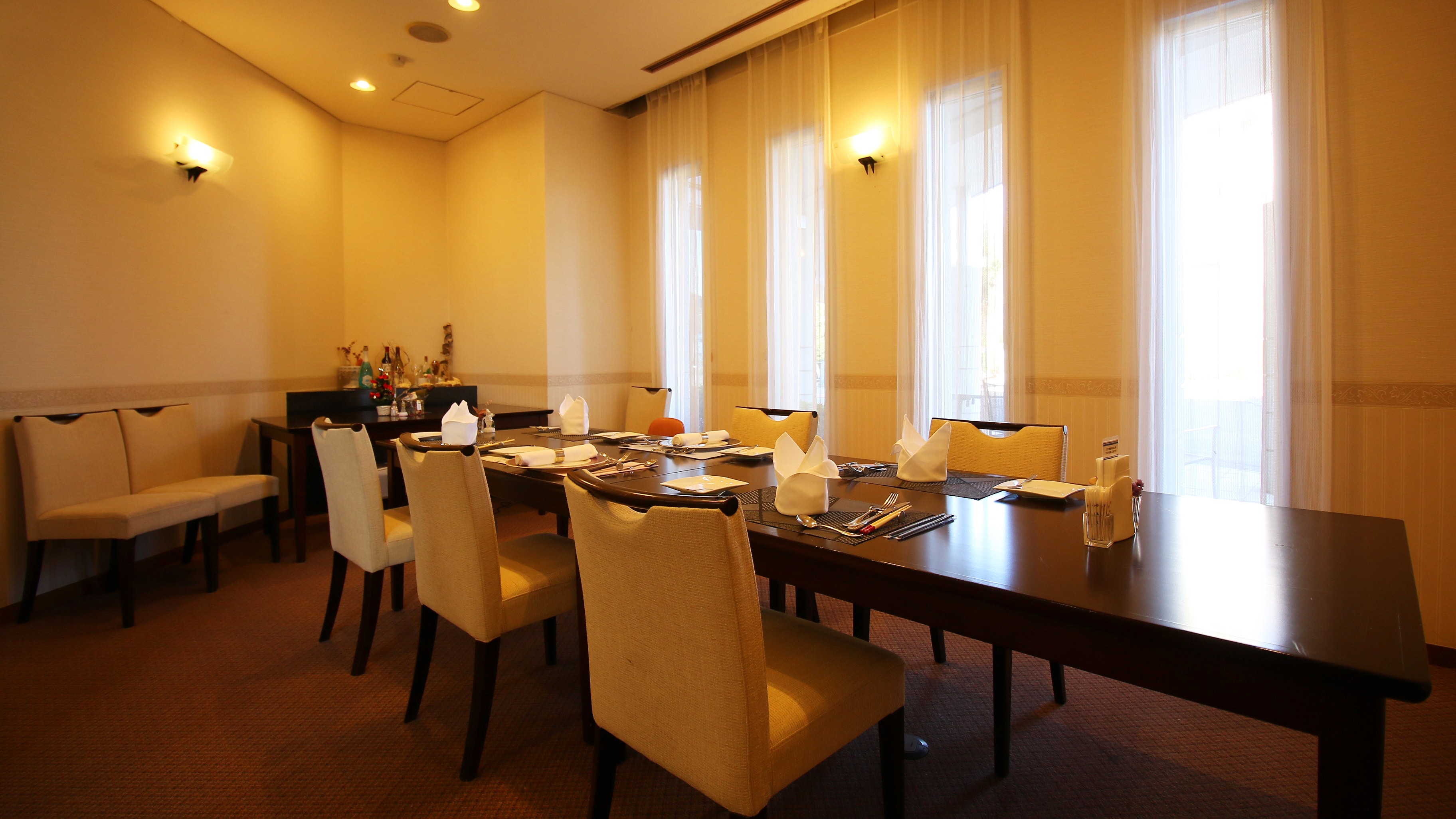 [Restaurant - Porto Bonheur -] We also offer private rooms for dining. Please feel free to contact us.