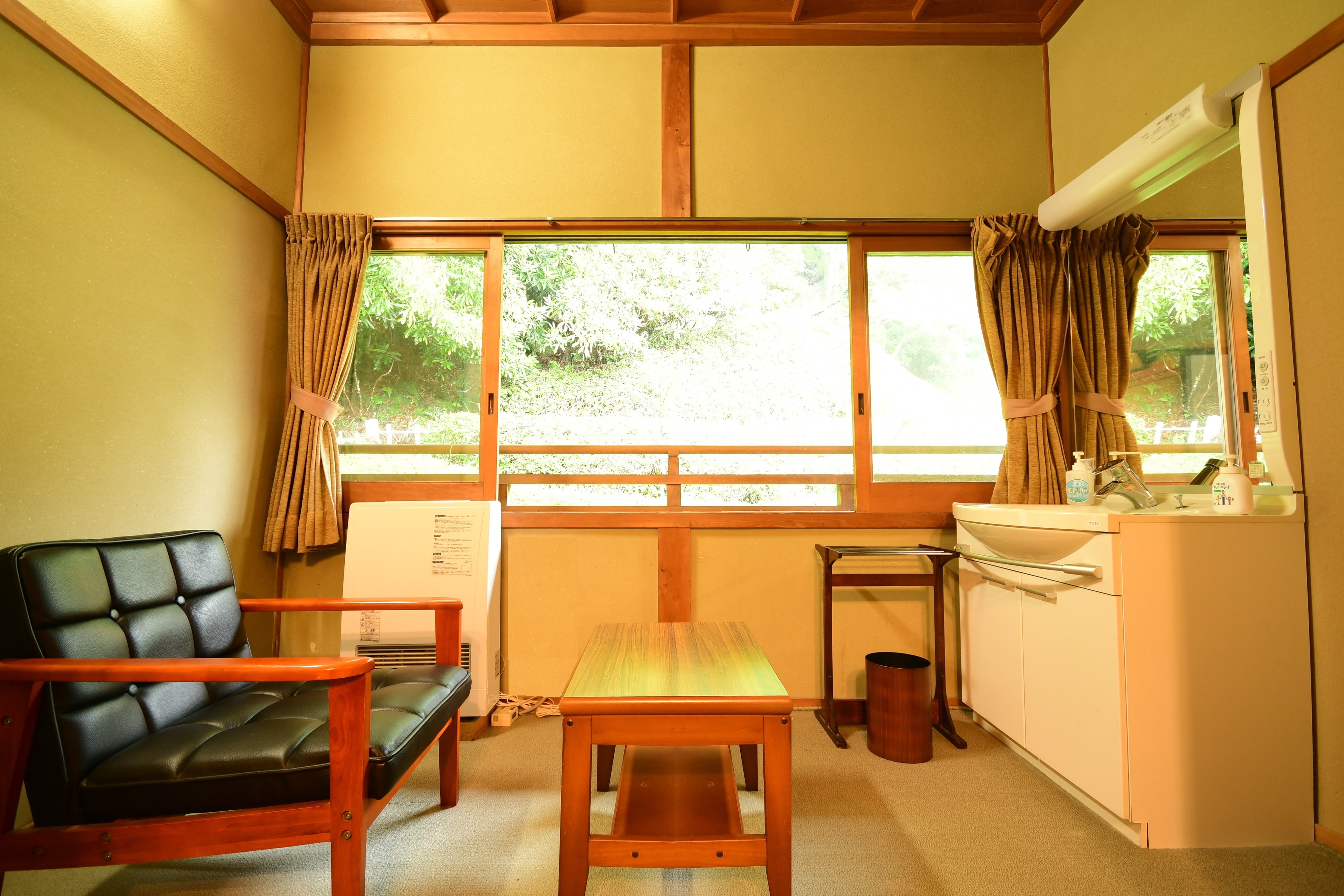 Example of a Japanese-style room (8 tatami mats) facing the garden (with toilet, air conditioner, and Wi-Fi)