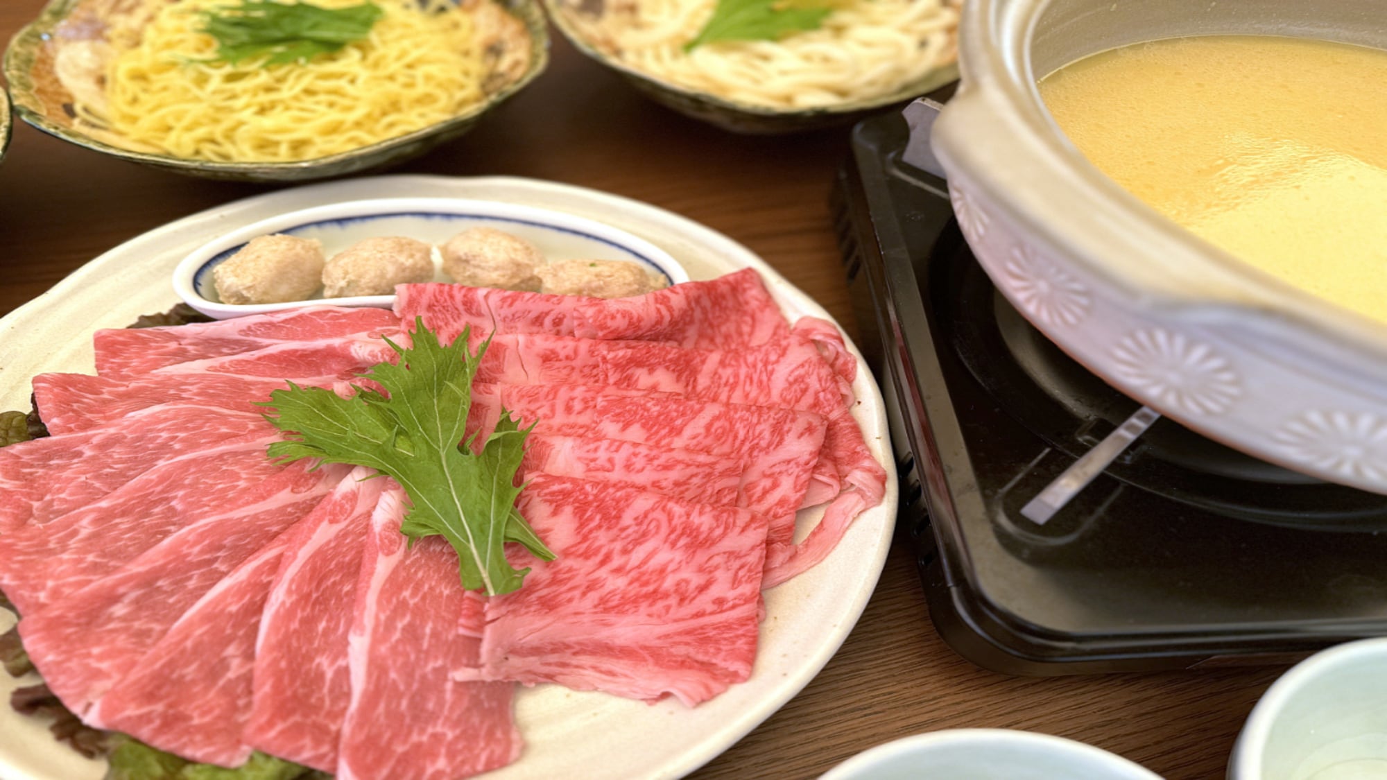 The casual hot pot plan includes Ena chicken collagen hot pot.