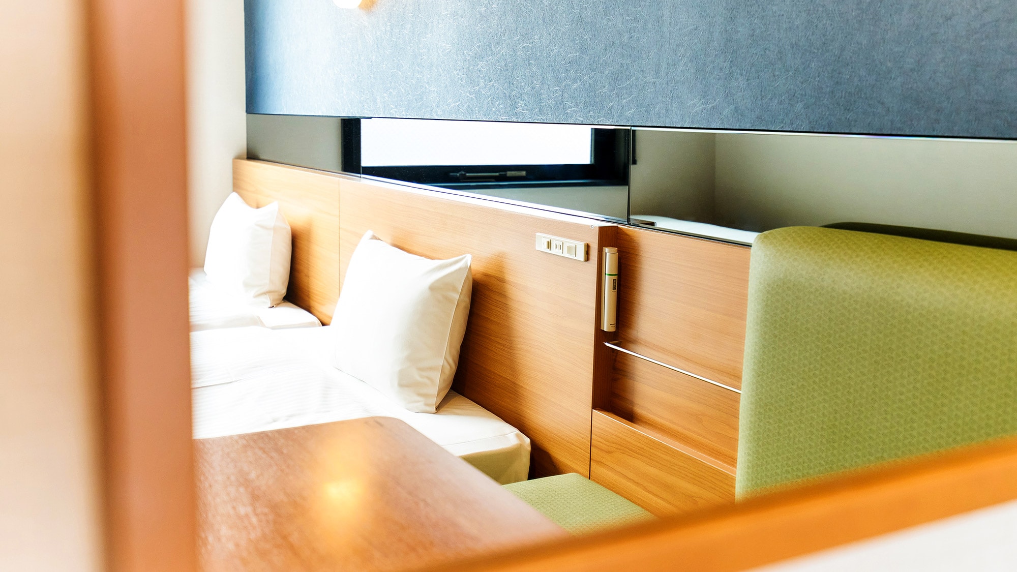 ・[Bed] The bed board is equipped with an outlet so you can charge your phone while you sleep. Please have a good night's sleep.