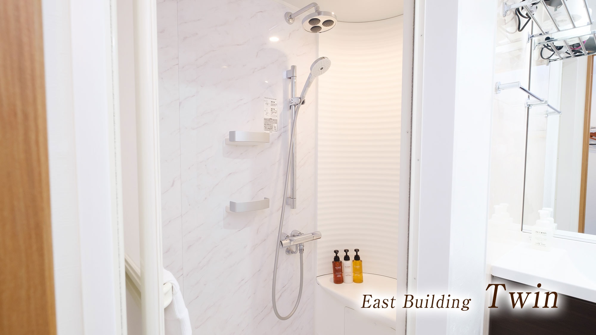 [East Wing Twin] [With shower booth] High-quality space with a wide desk