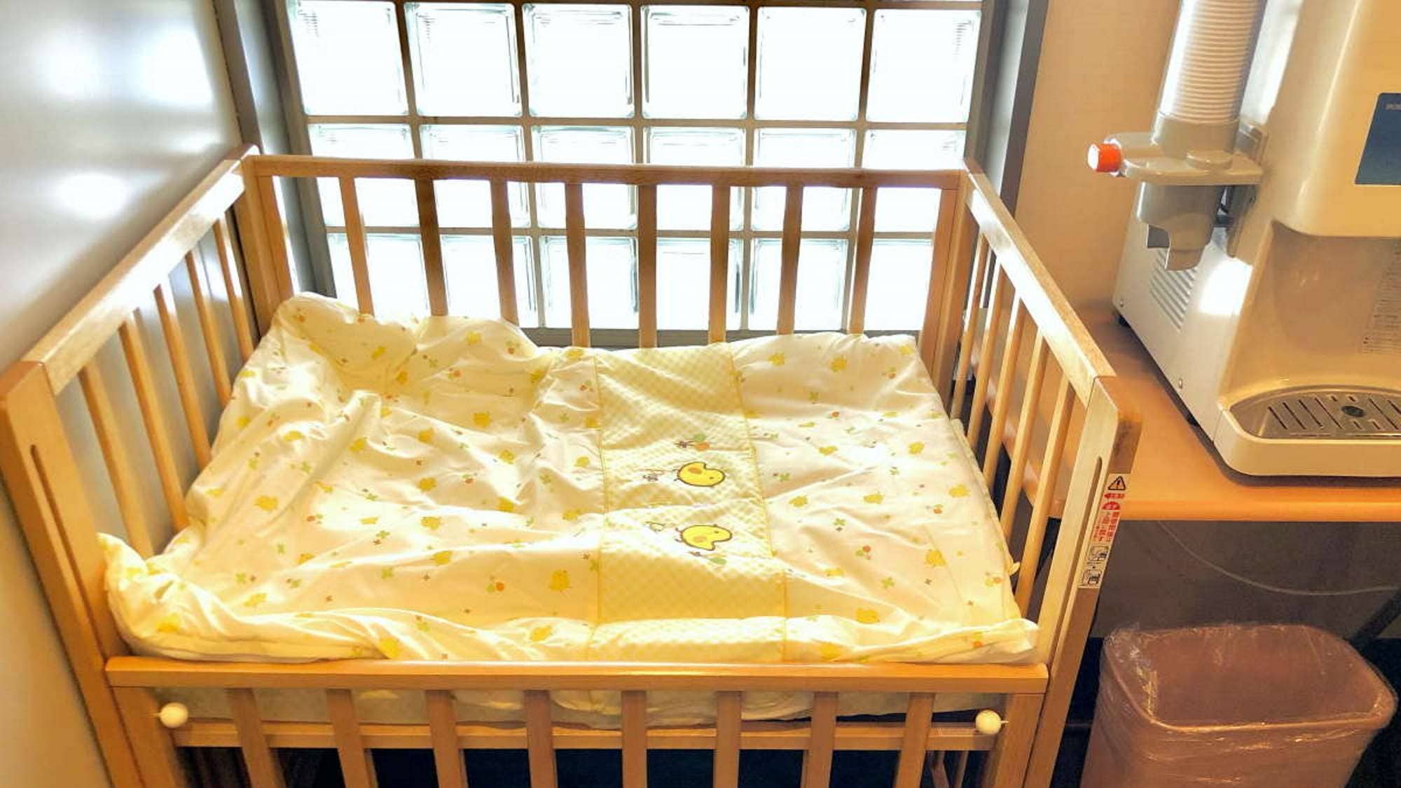 Baby beds are available for rental in the large bath. Changing clothes and diapers is easy. *Only available in the women's changing room.