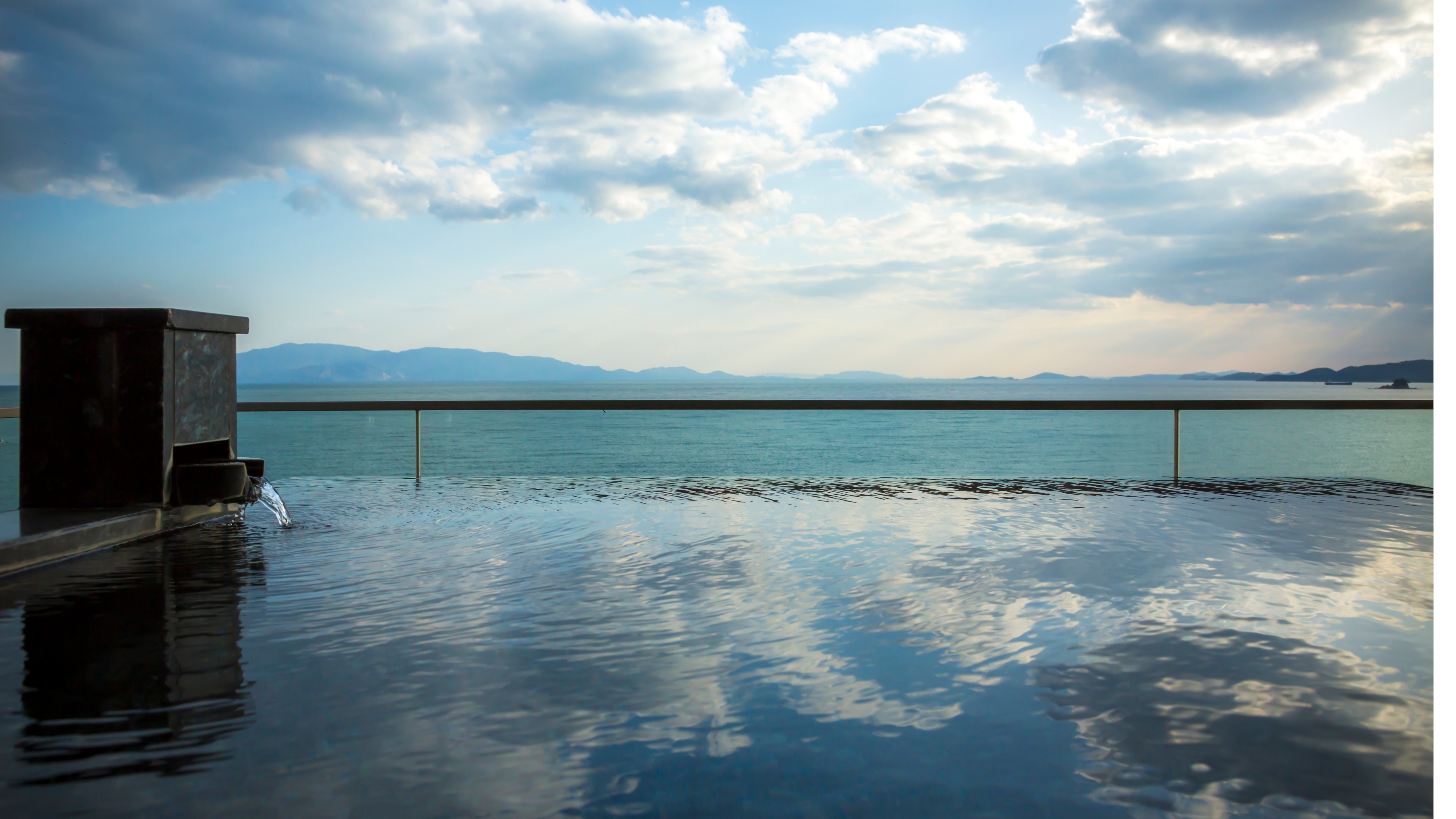 帶露天浴池的特別客房“天空” 眺望瀨戶內海的露天浴池