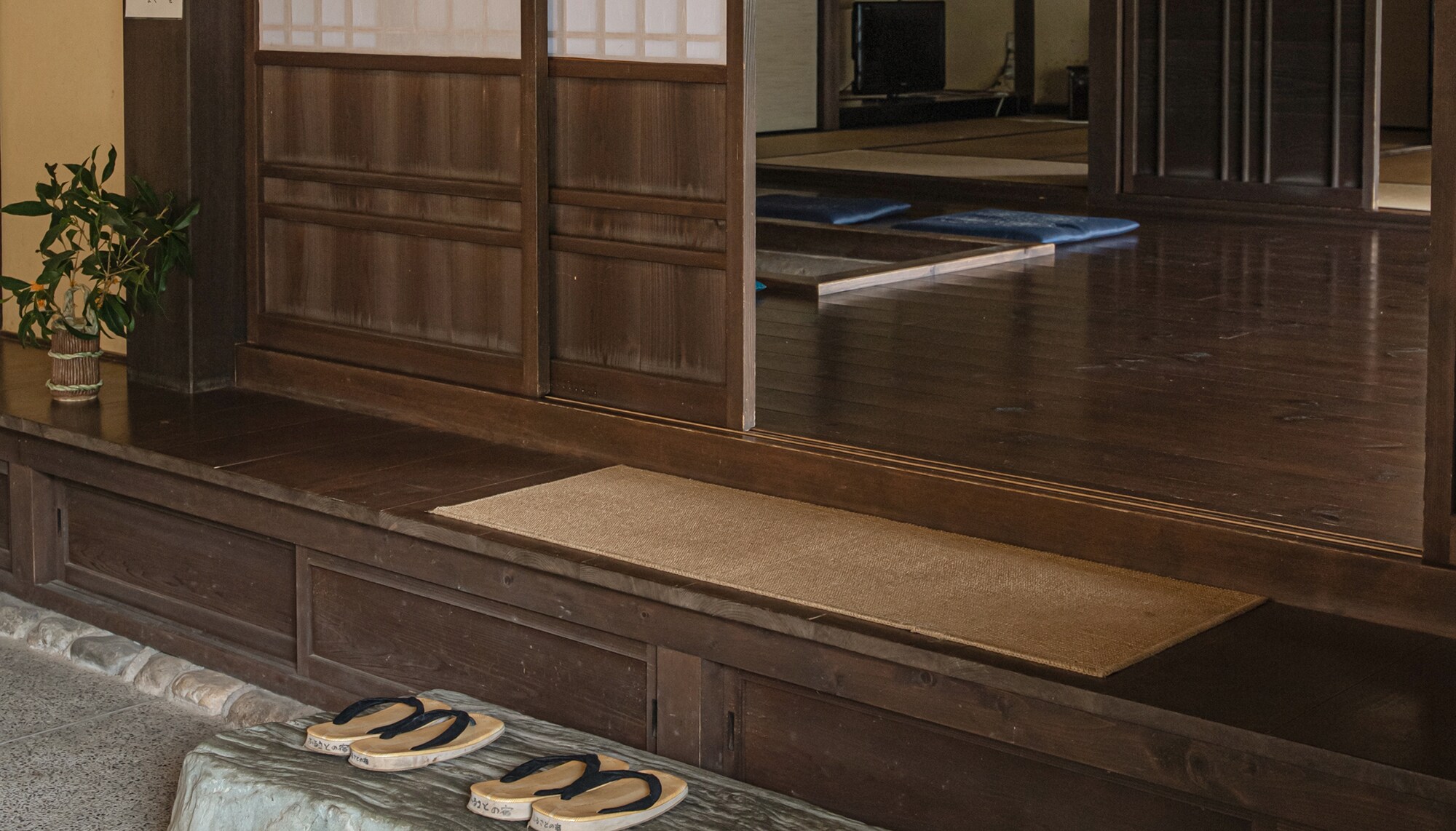*Annex [Saitaniya] *มีห้องว่างเพียงห้องเดียว มีห้องน้ำและห้องอาบน้ำที่ทำจากไม้ไซเปรส บ้านเก่าสไตล์ย้อนยุคที่มีเตาผิงแบบอิโรริและพื้นดิน 117 ตารางเมตร