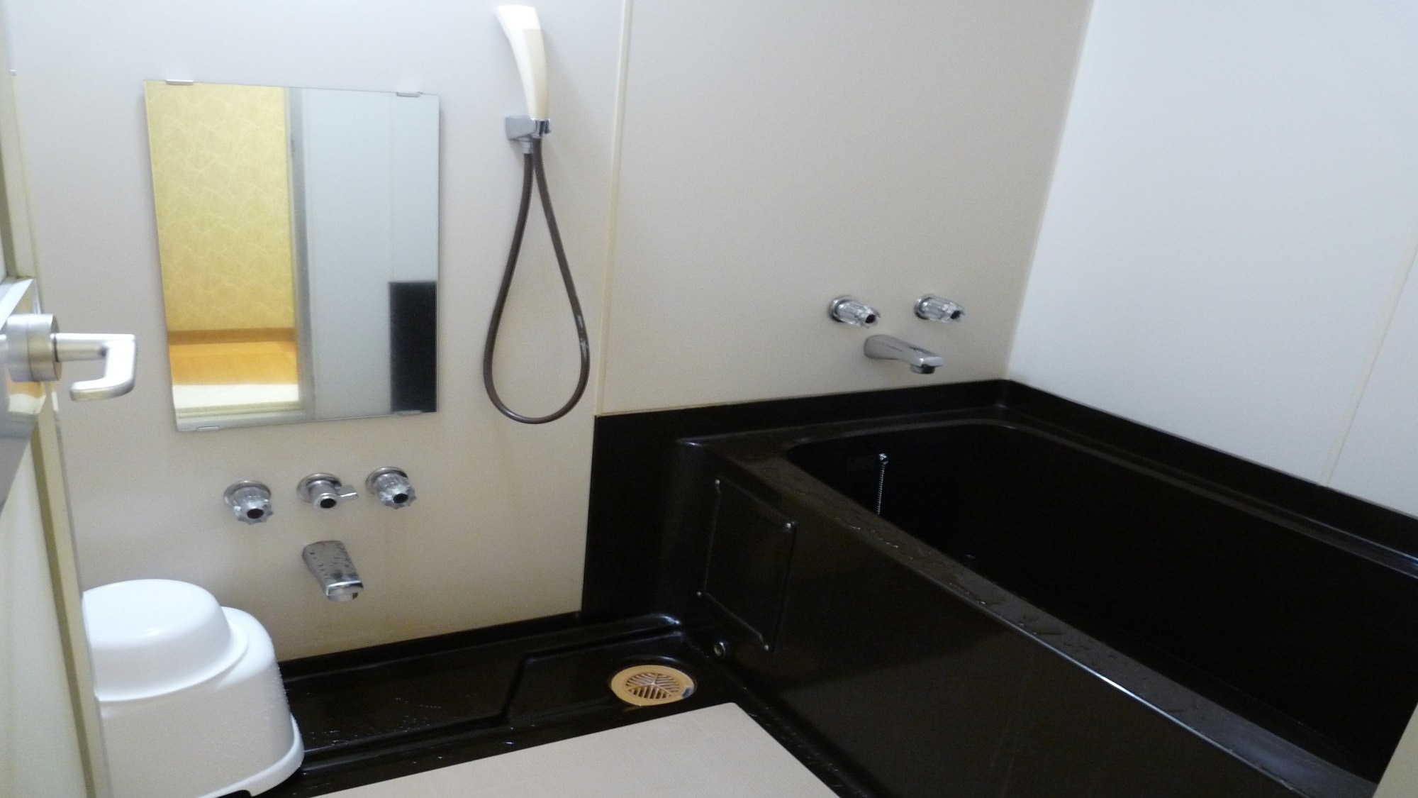 Indoor bath with hot spring water (not a semi-open-air bath or a cypress bath)