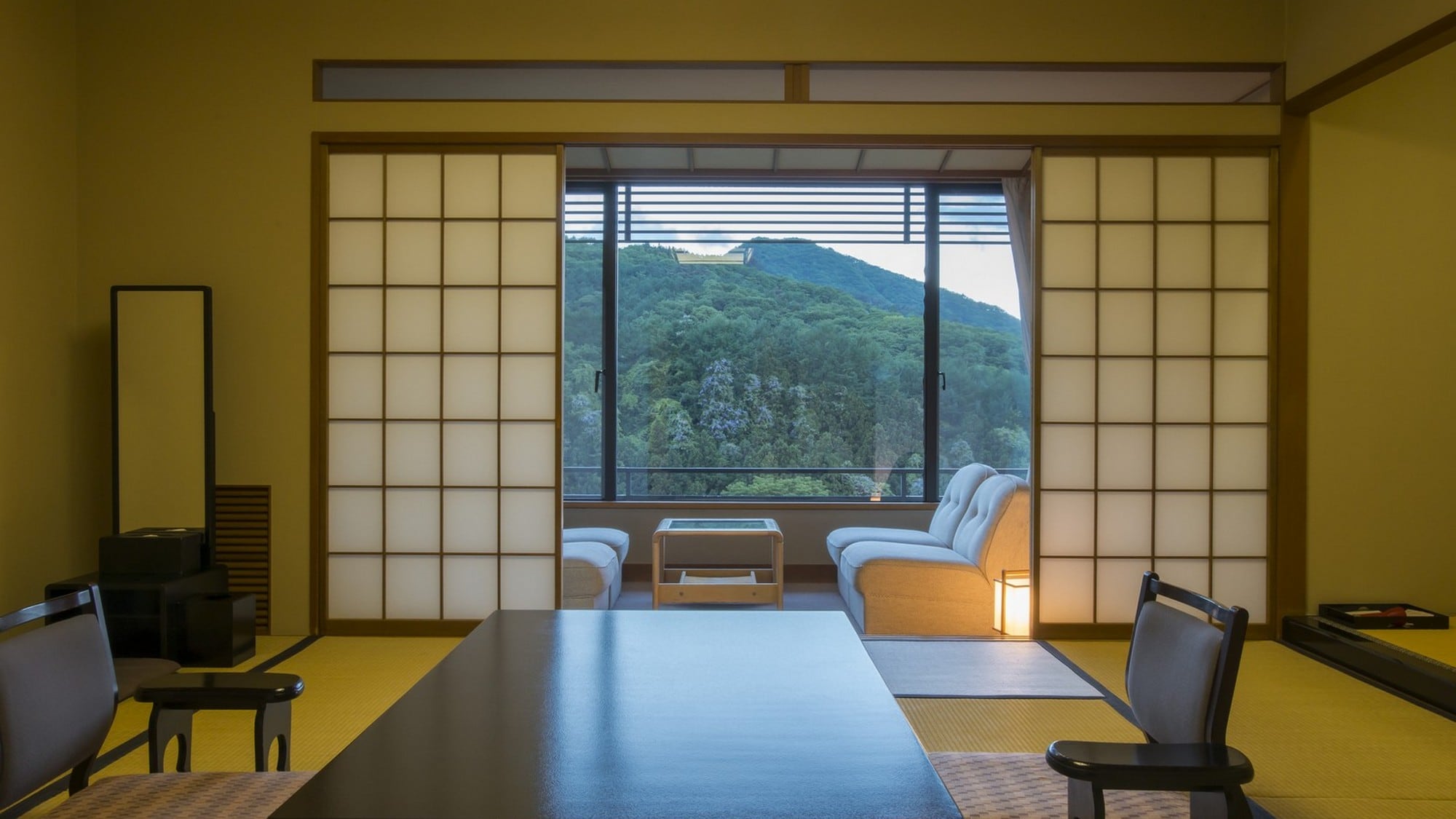 All basic guest rooms are 12.5 tatami mats. There is a sofa table for 4 people so you can spend a relaxing time.