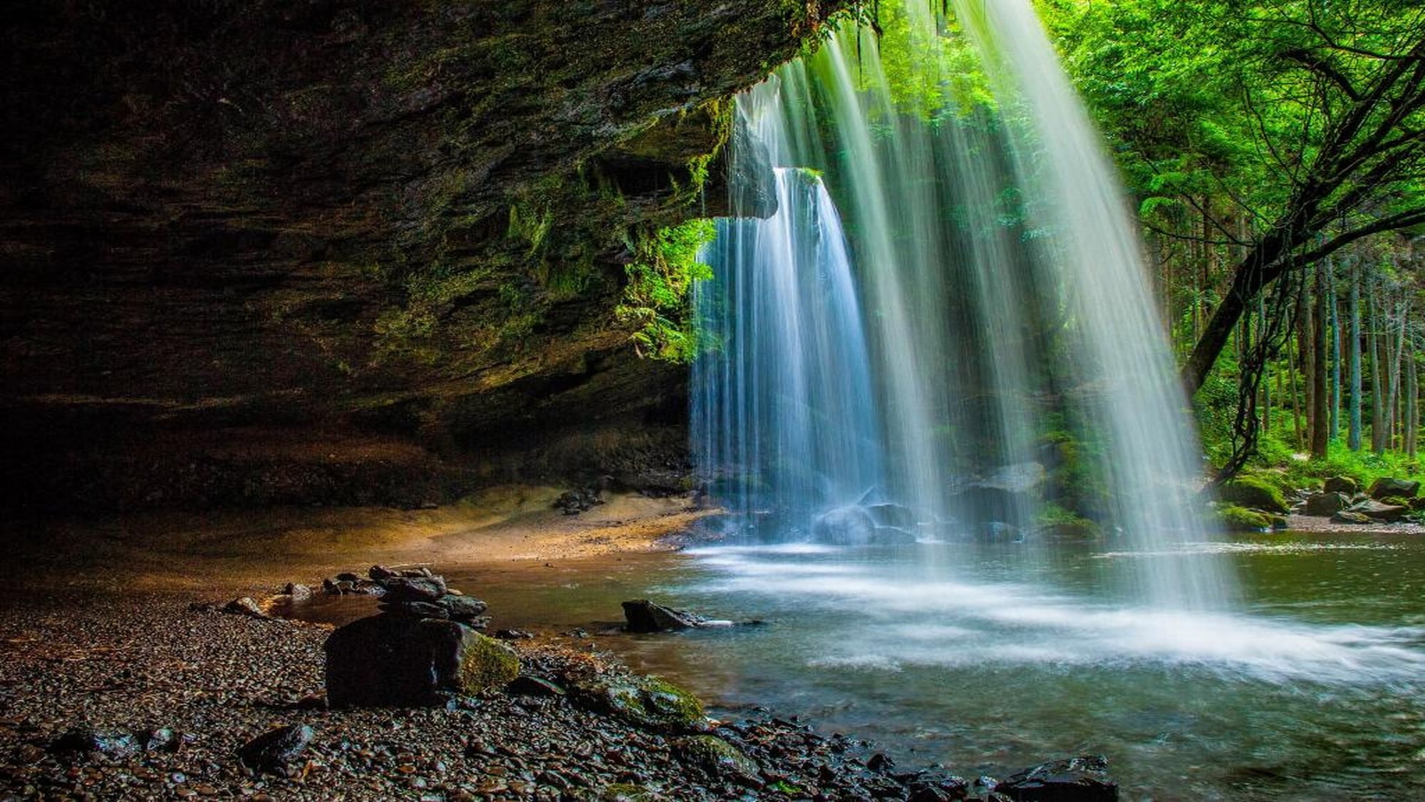 【锅瀑布】因某广告而出名的热门观光胜地。您可以从后面的洞穴看到瀑布！ （照片提供：熊本观光联盟）