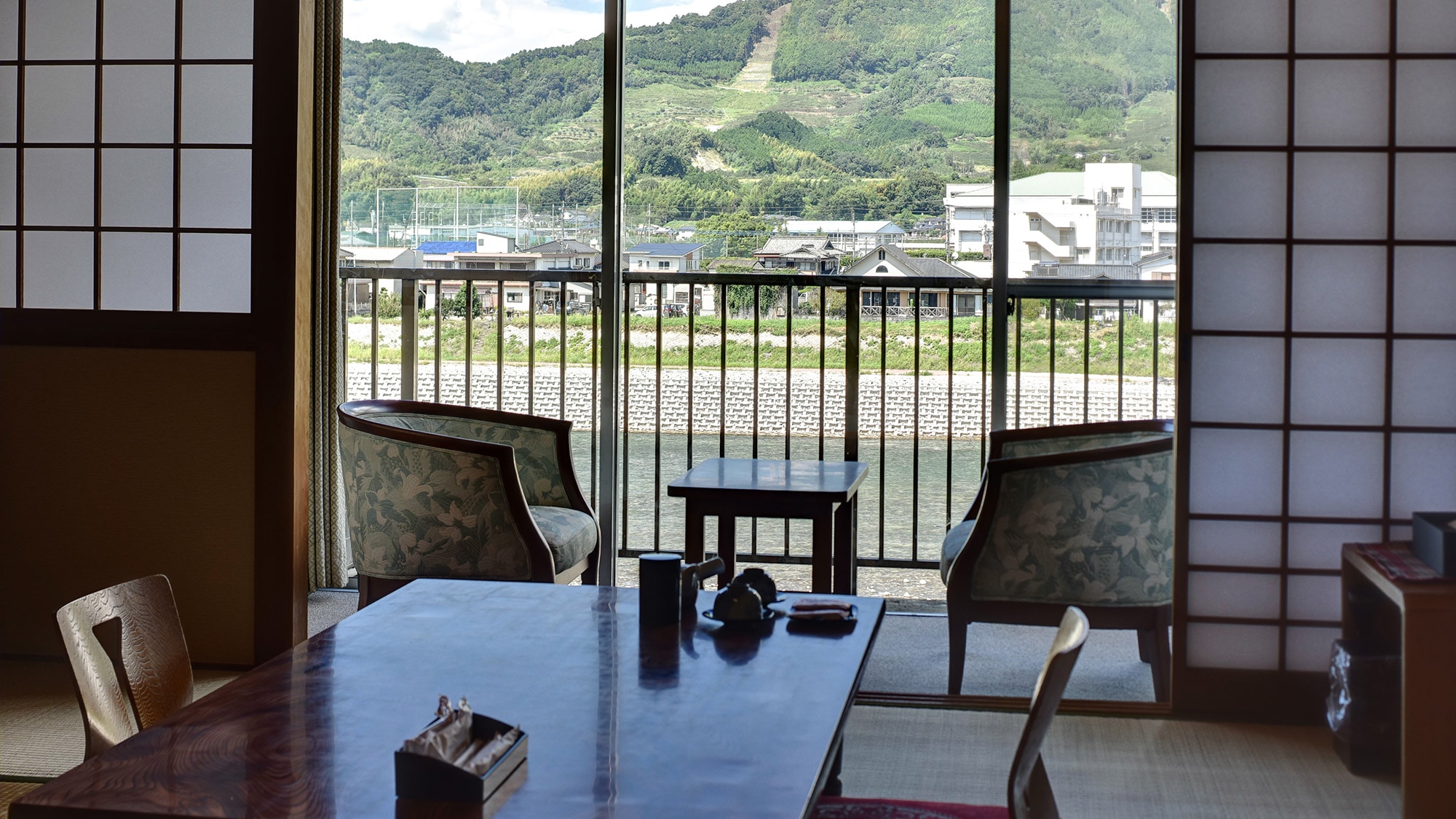 *[View from the room] You can see the majestic Chikugo River from your room.